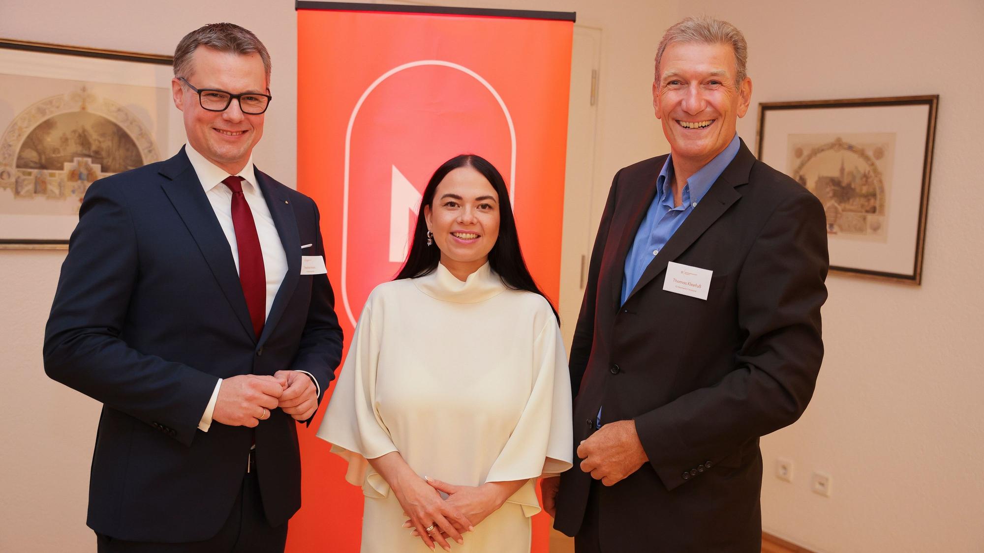 Stephan Moos, Bürgermeisterin Maria Helmis-Arend und Thomas Kleefuß beim Jubiläum.