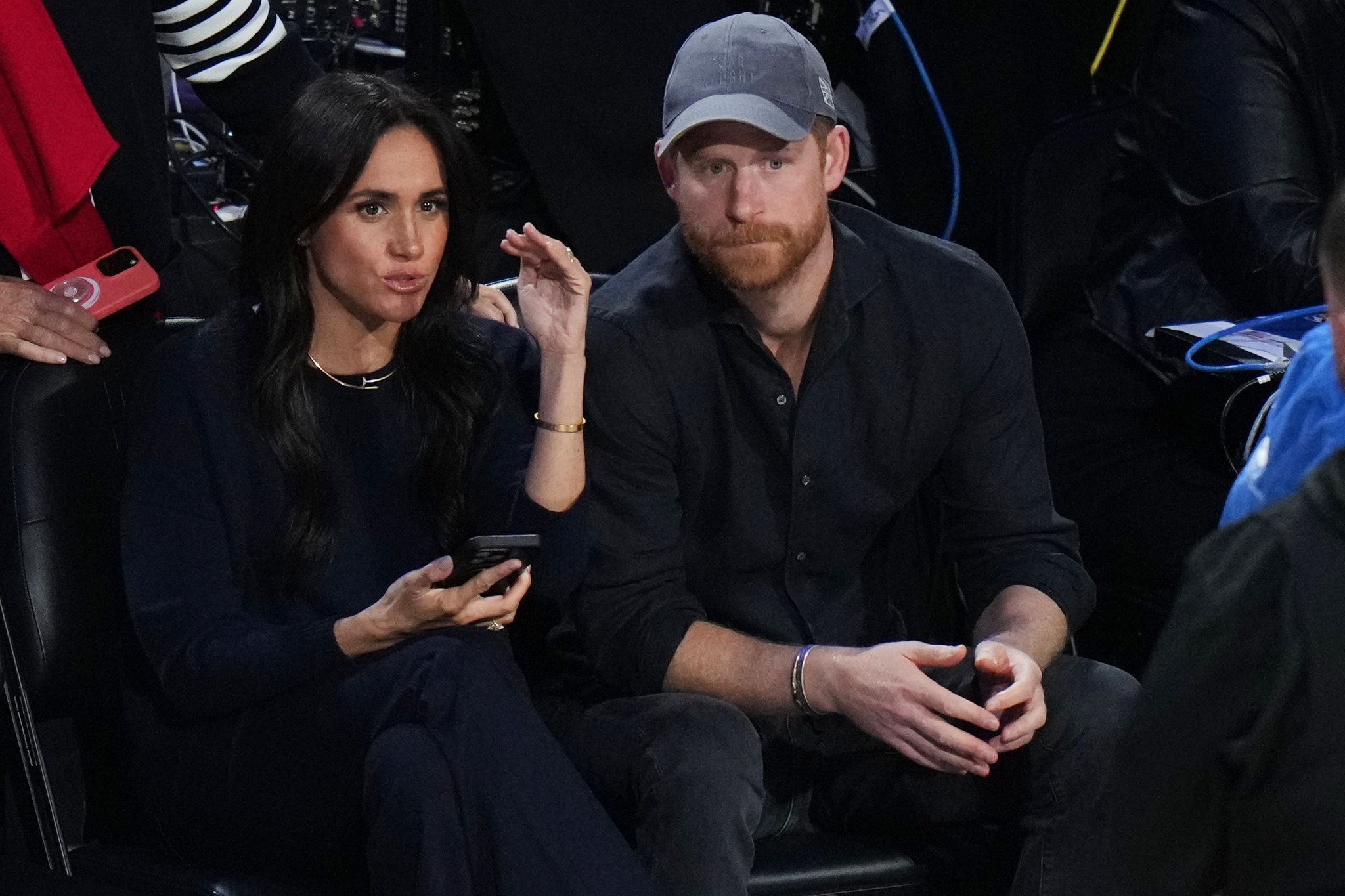 Herzogin Meghan und Prinz Harry im Publikum.