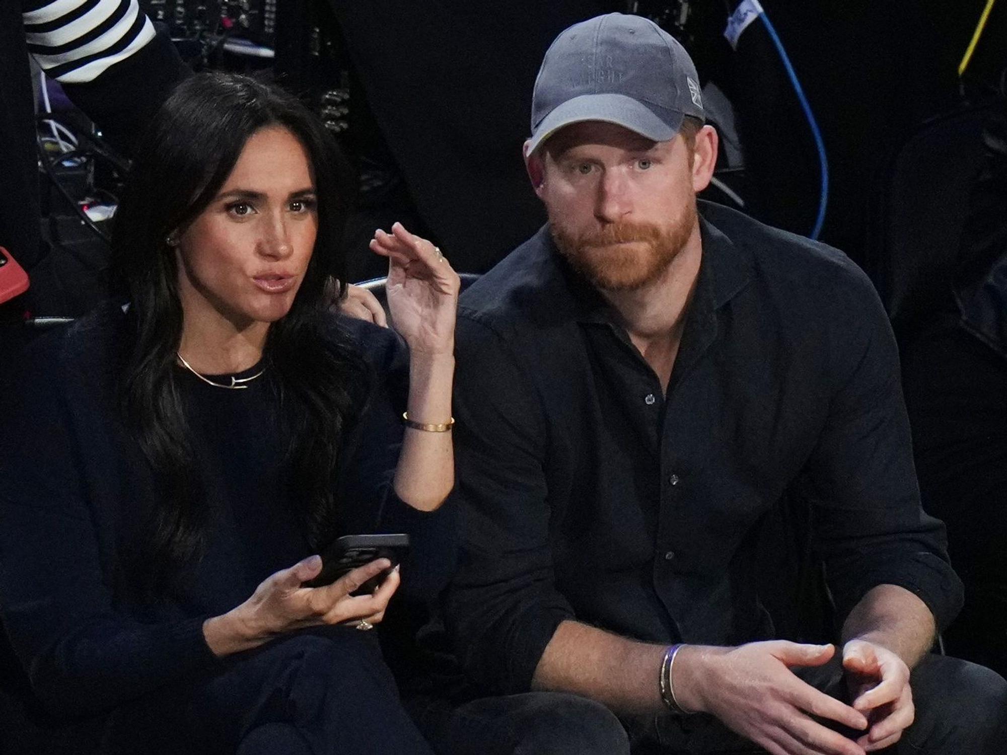 Herzogin Meghan und Prinz Harry im Publikum.