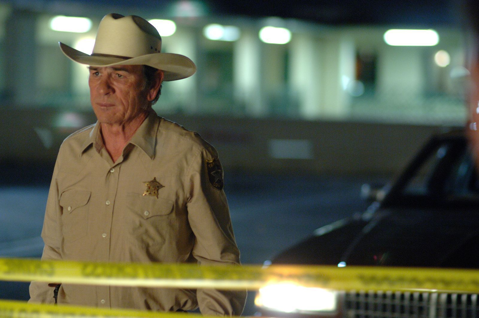 Sheriff Bell (Tommy Lee Jones) sammelt eine Leiche nach der anderen ein. (Bild: ZDF/Richard Foreman, Jr.)