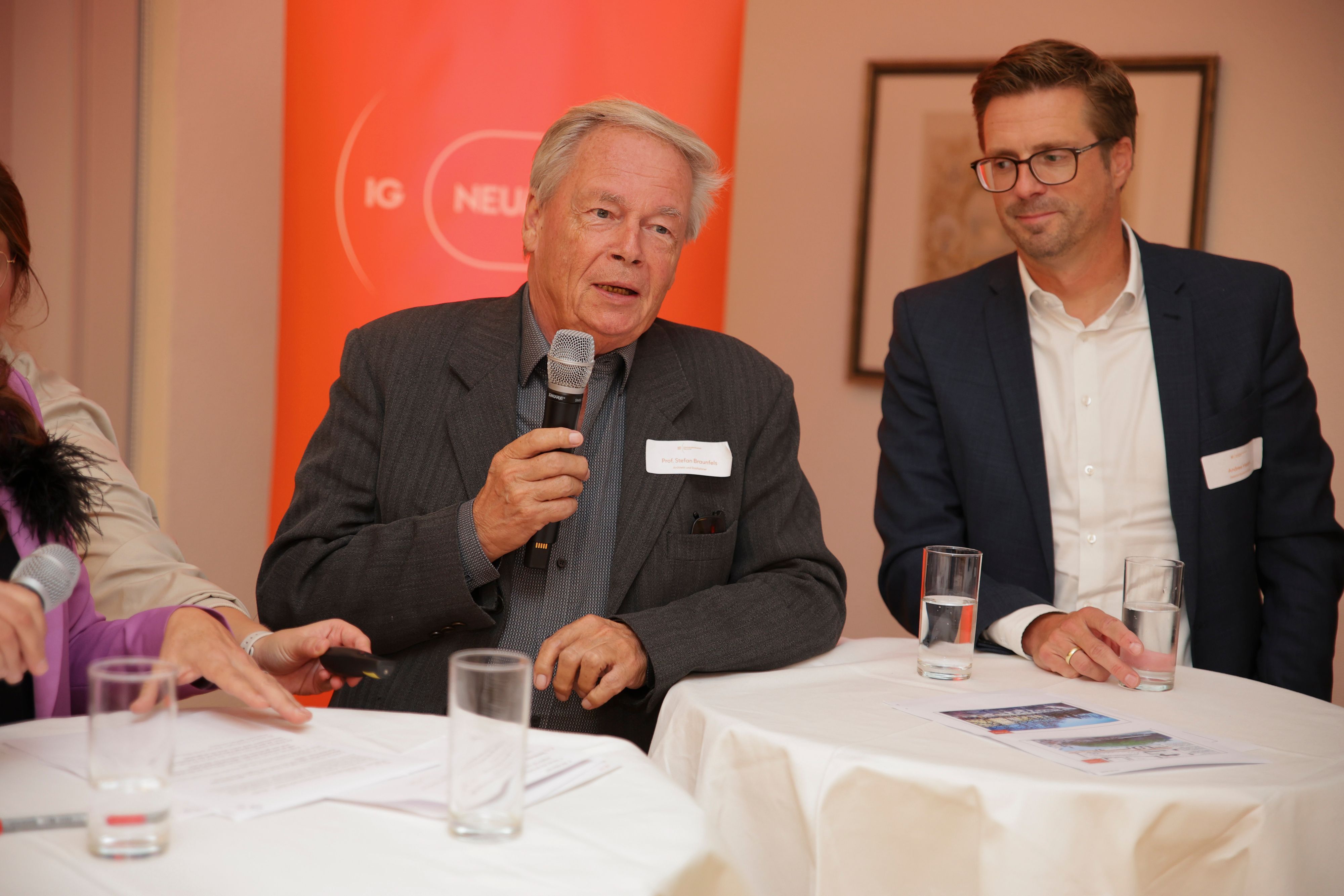 Prof. Stephan Braunfels bei der Podiumsrunde zum Neumarkt.