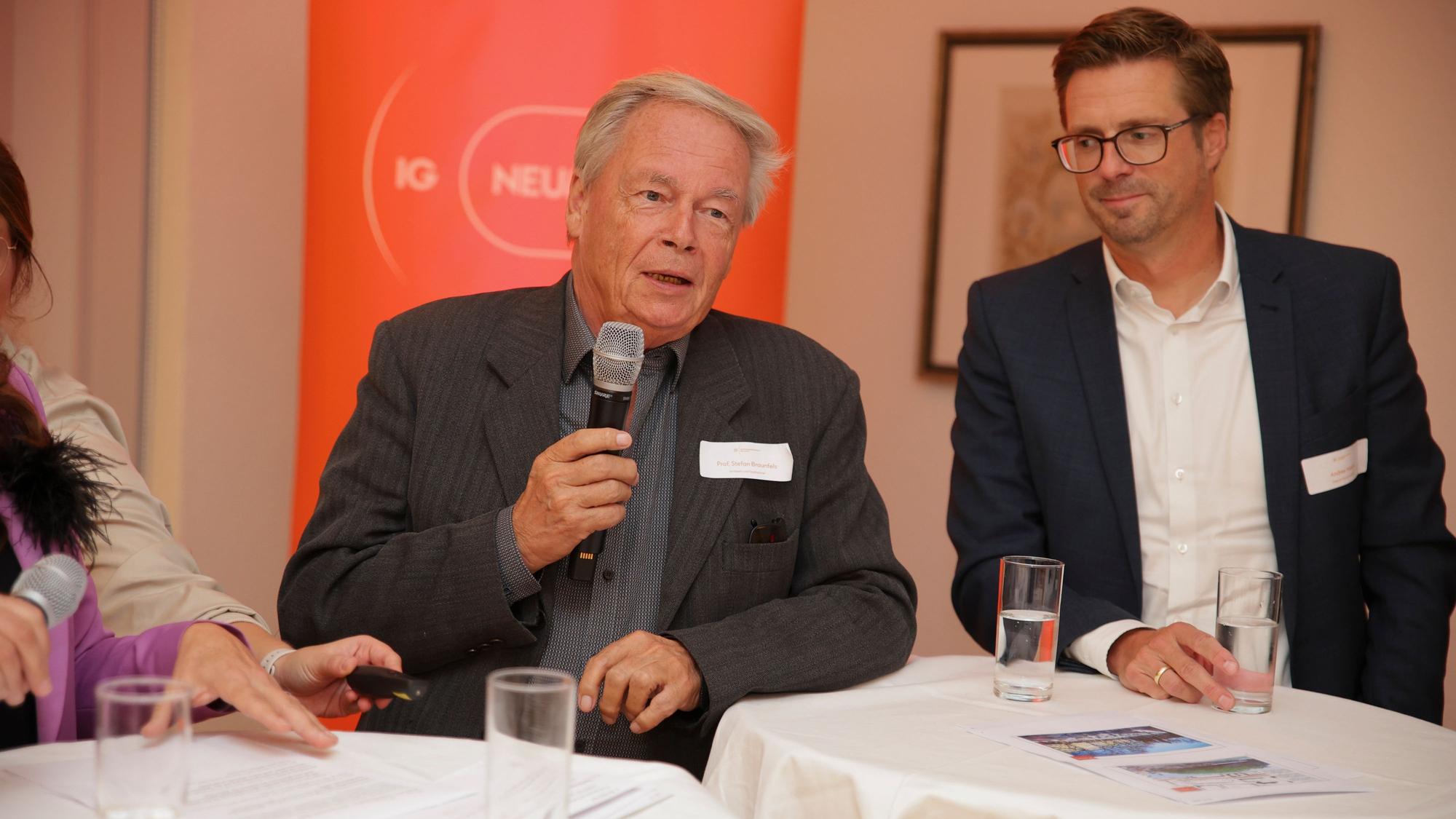 Prof. Stephan Braunfels bei der Podiumsrunde zum Neumarkt.
