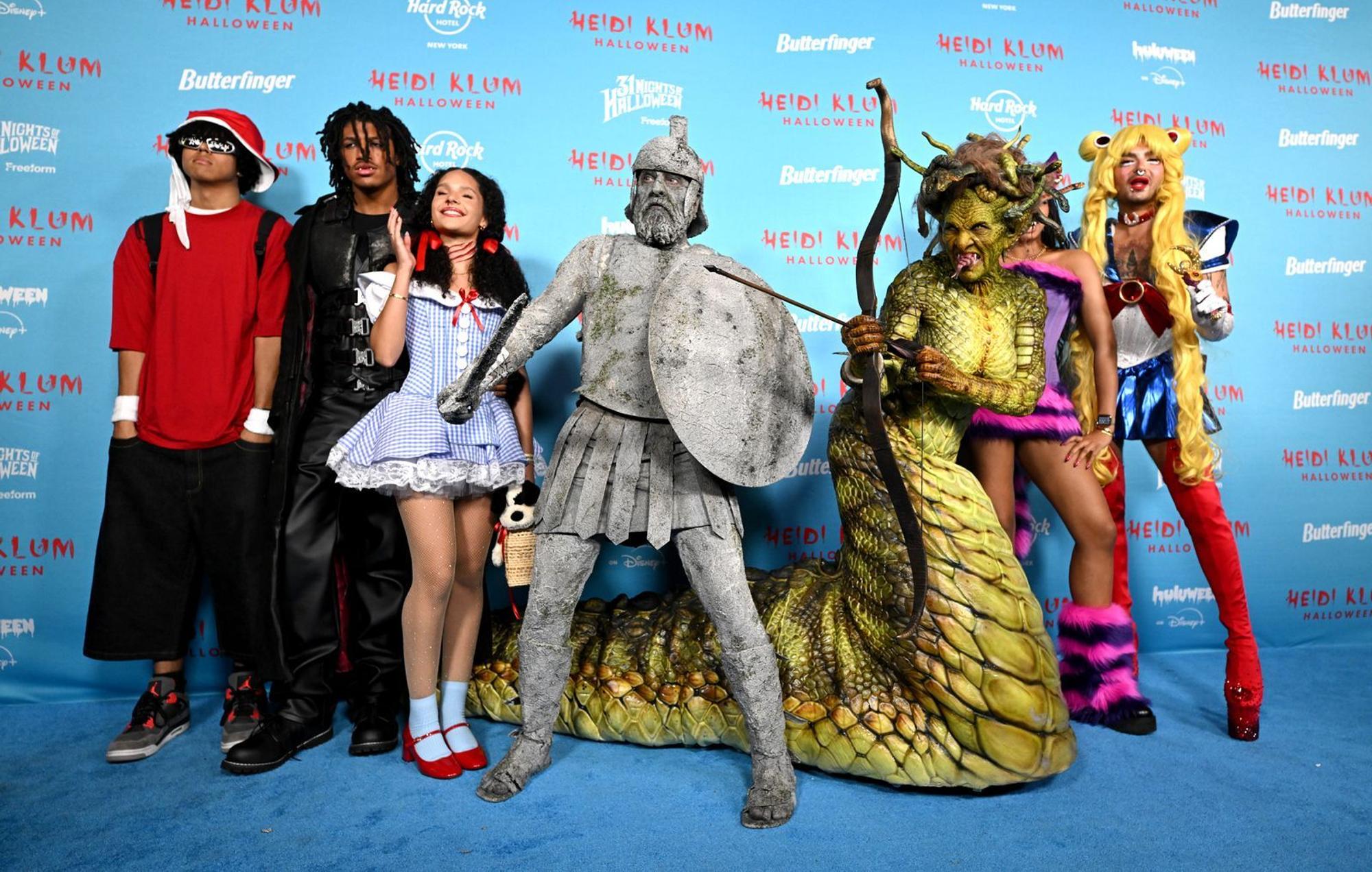 Vergangenes Jahr feierte Heidi Klum (Dritte von rechts) gemeinsam mit ihrer Familie bei ihrer Halloweenparty. (Bild: 2025 Getty Images/Noam Galai)