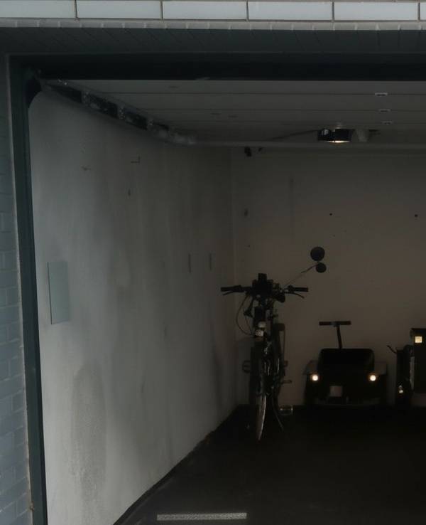 Dennis Johrend aus Köln-Lindenthal vor seiner Garage. Ihm wurden drei besondere Fahrräder gestohlen.