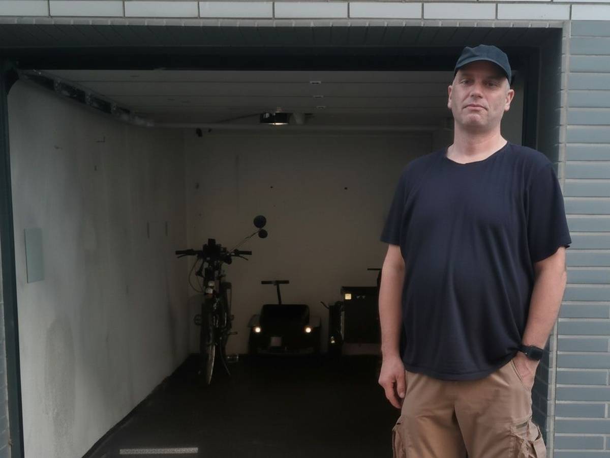 Dennis Johrend aus Köln-Lindenthal vor seiner Garage. Ihm wurden drei besondere Fahrräder gestohlen.