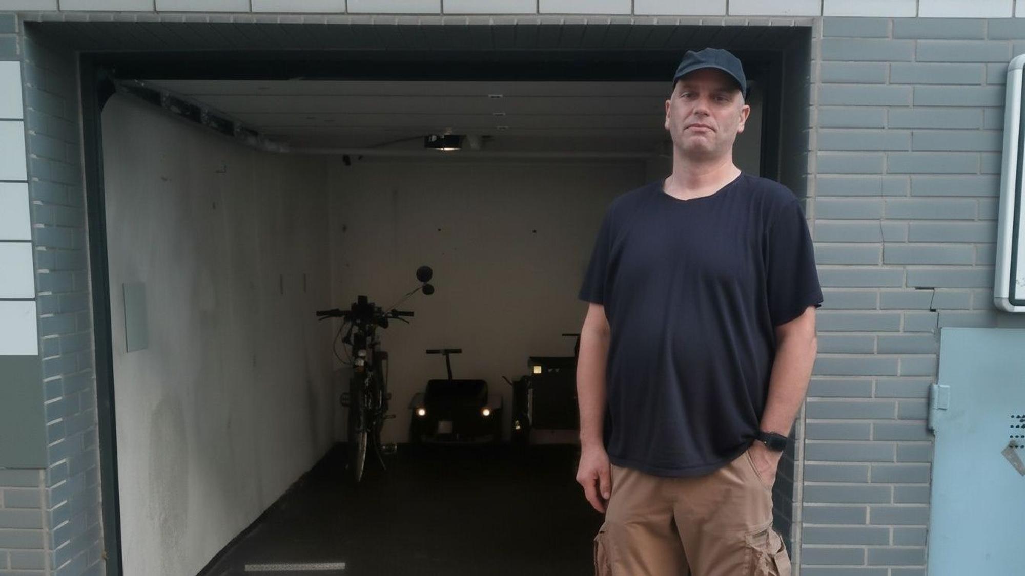 Dennis Johrend aus Köln-Lindenthal vor seiner Garage. Ihm wurden drei besondere Fahrräder gestohlen.