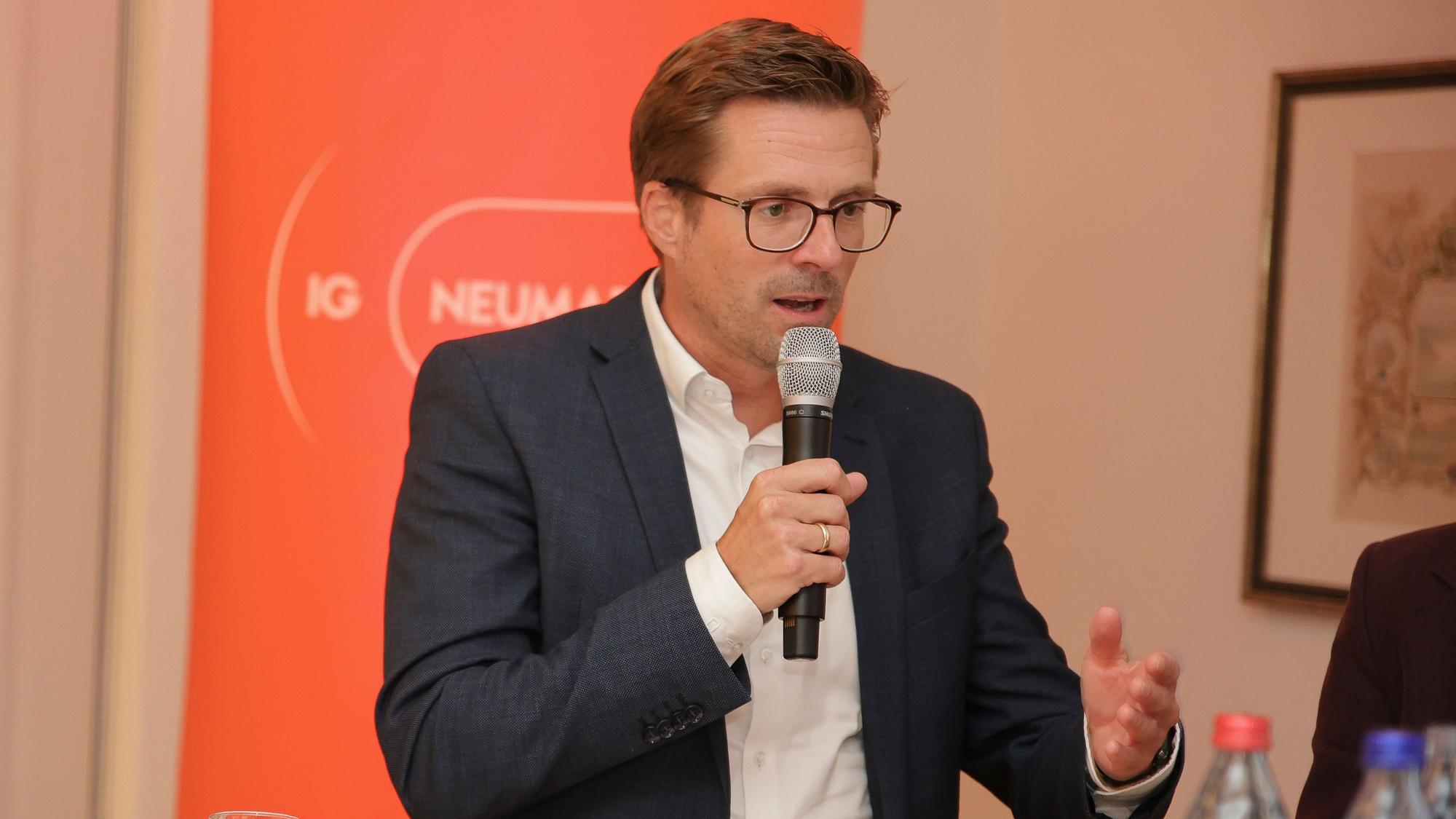 Andrée Haack spricht bei einer Podiumsdiskussion.