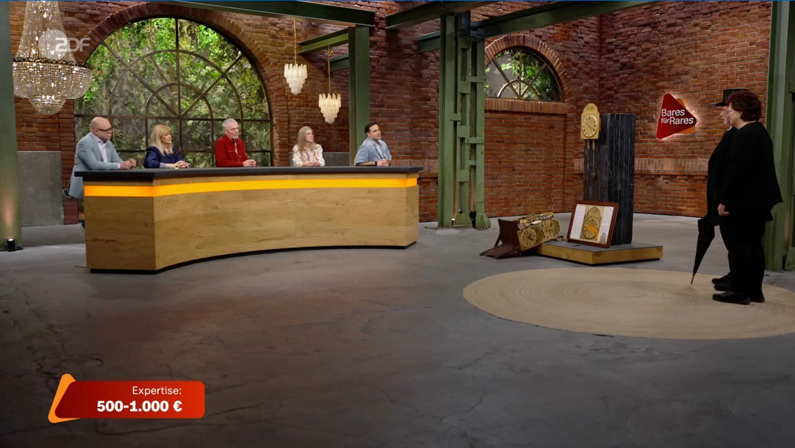Die Händler zeigten sich an der einzigartigen Uhr durchaus interessiert. (Bild: ZDF)