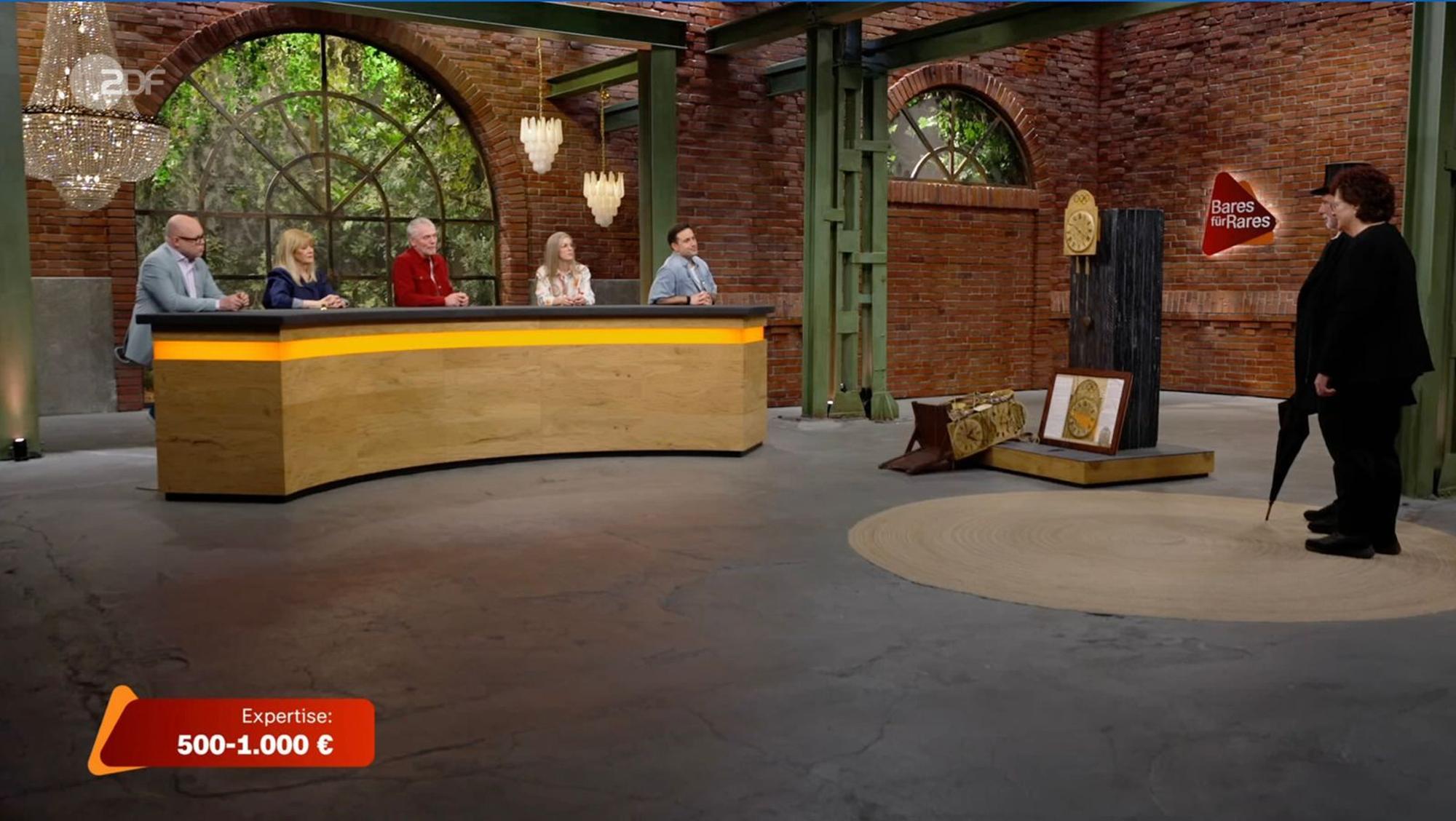 Die Händler zeigten sich an der einzigartigen Uhr durchaus interessiert. (Bild: ZDF)