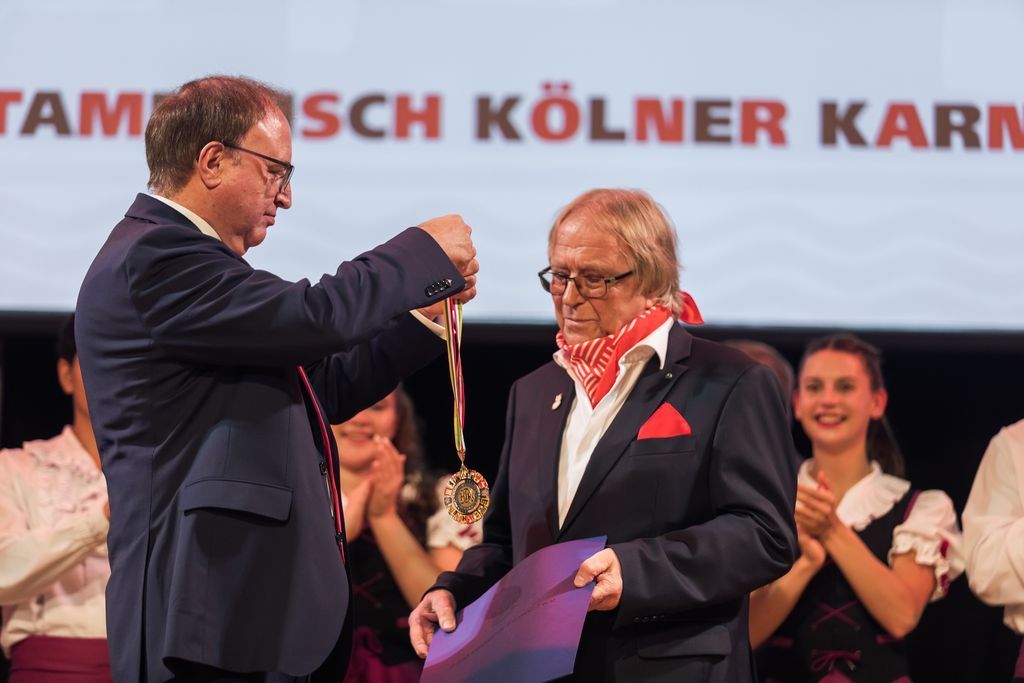 Erich Ströbel überreicht Bruno Praß den BDK-Orden in Gold.