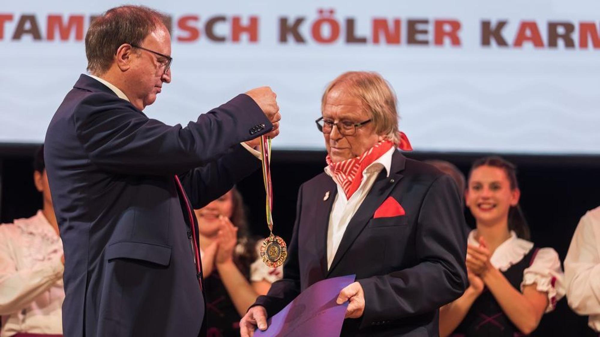 Erich Ströbel überreicht Bruno Praß den BDK-Orden in Gold.