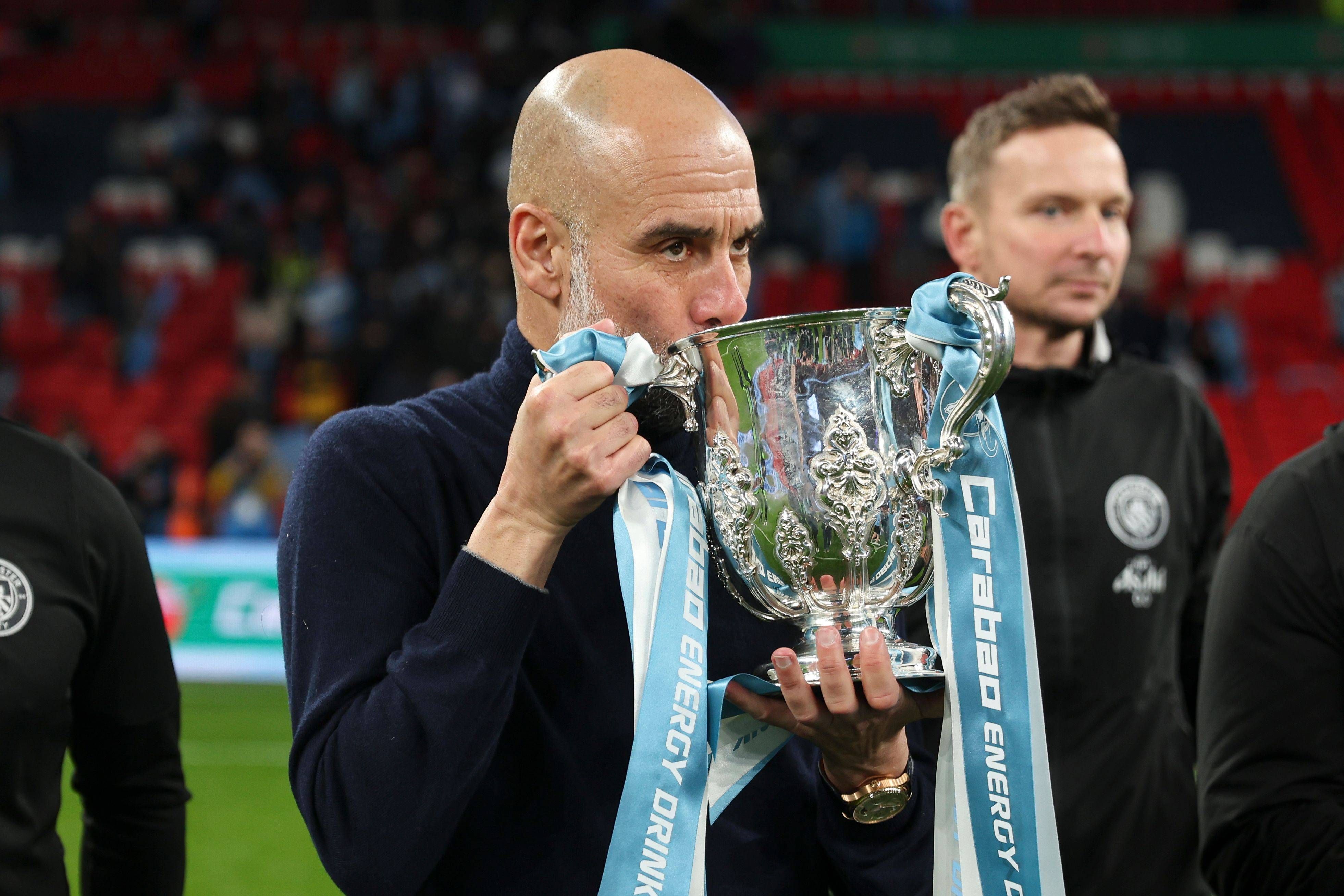 Pep Guardiola küsst den Meisterpokal der Premier League