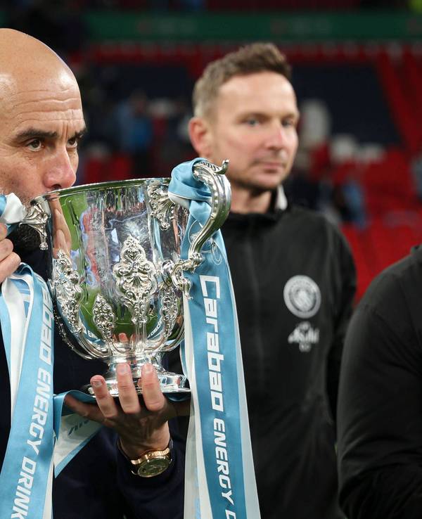 Pep Guardiola küsst den Meisterpokal der Premier League