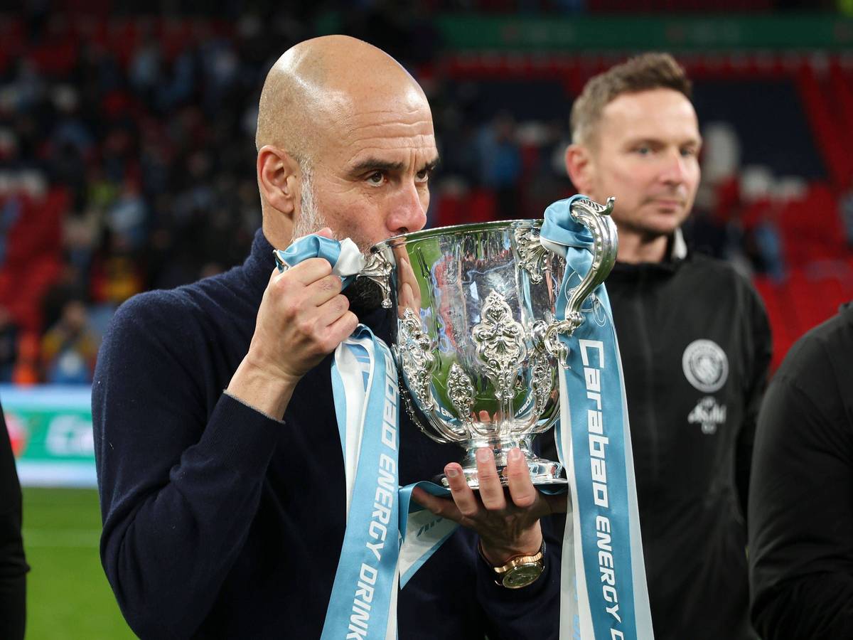 Pep Guardiola küsst den Meisterpokal der Premier League