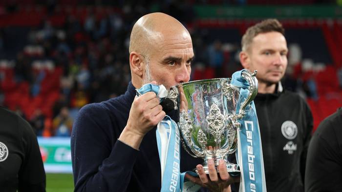 Pep Guardiola küsst den Meisterpokal der Premier League