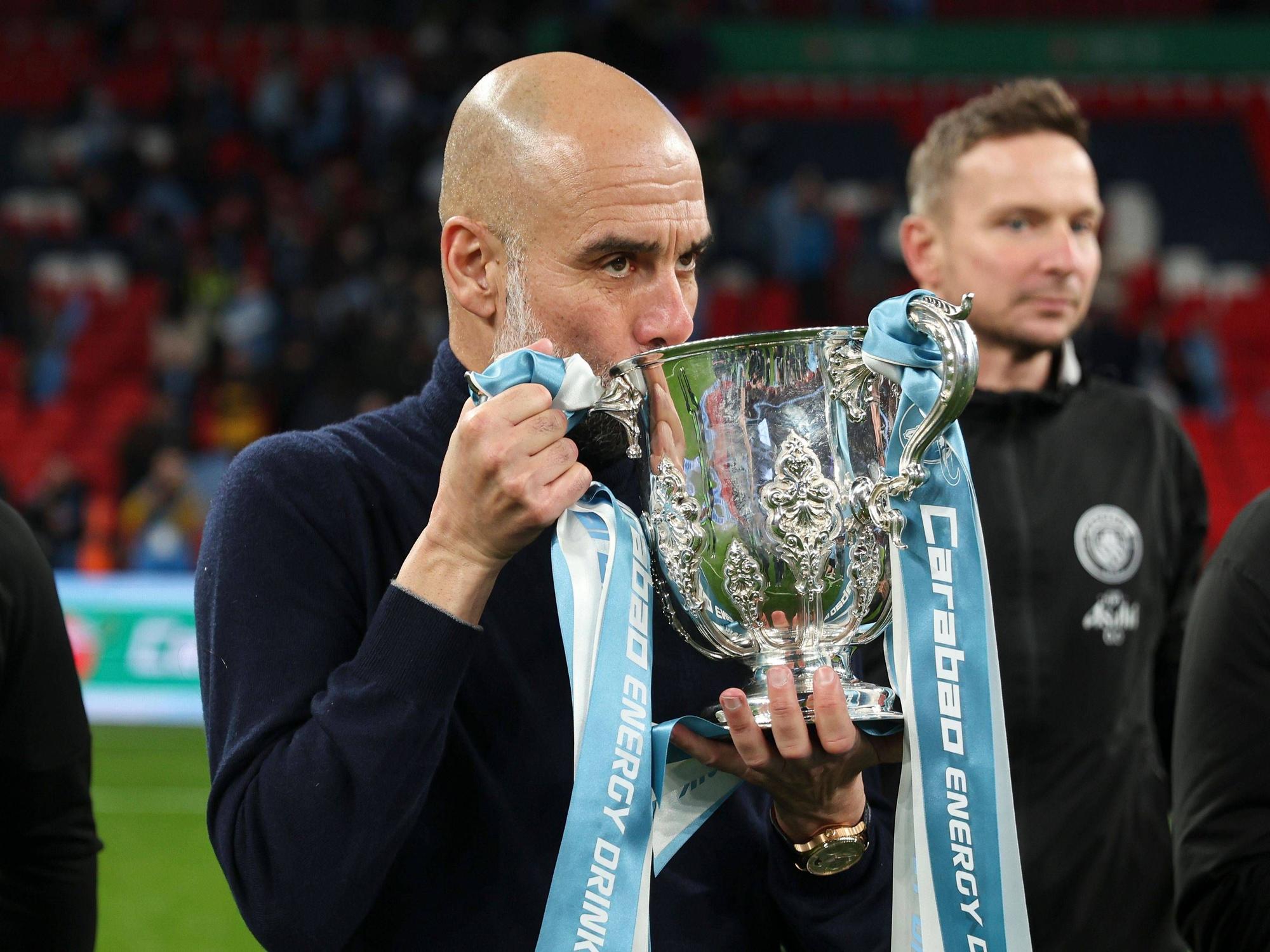 Pep Guardiola küsst den Meisterpokal der Premier League