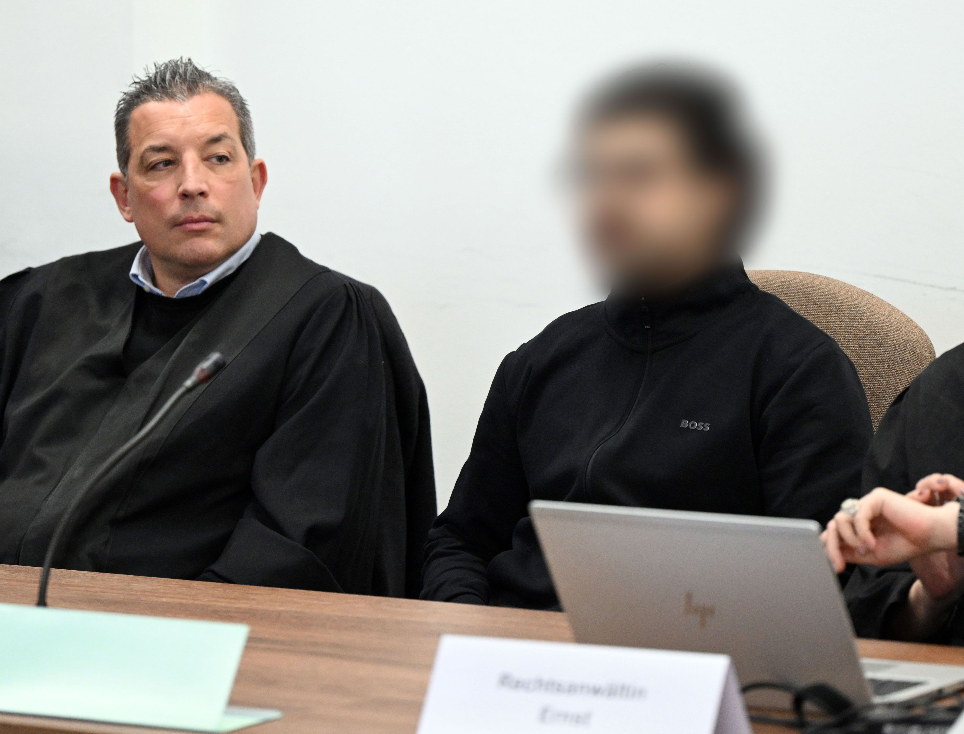 Der Angeklagte Sermet A. (r.) mit seinem Verteidiger Wolf Bonn beim Prozessauftakt im Kölner Landgericht