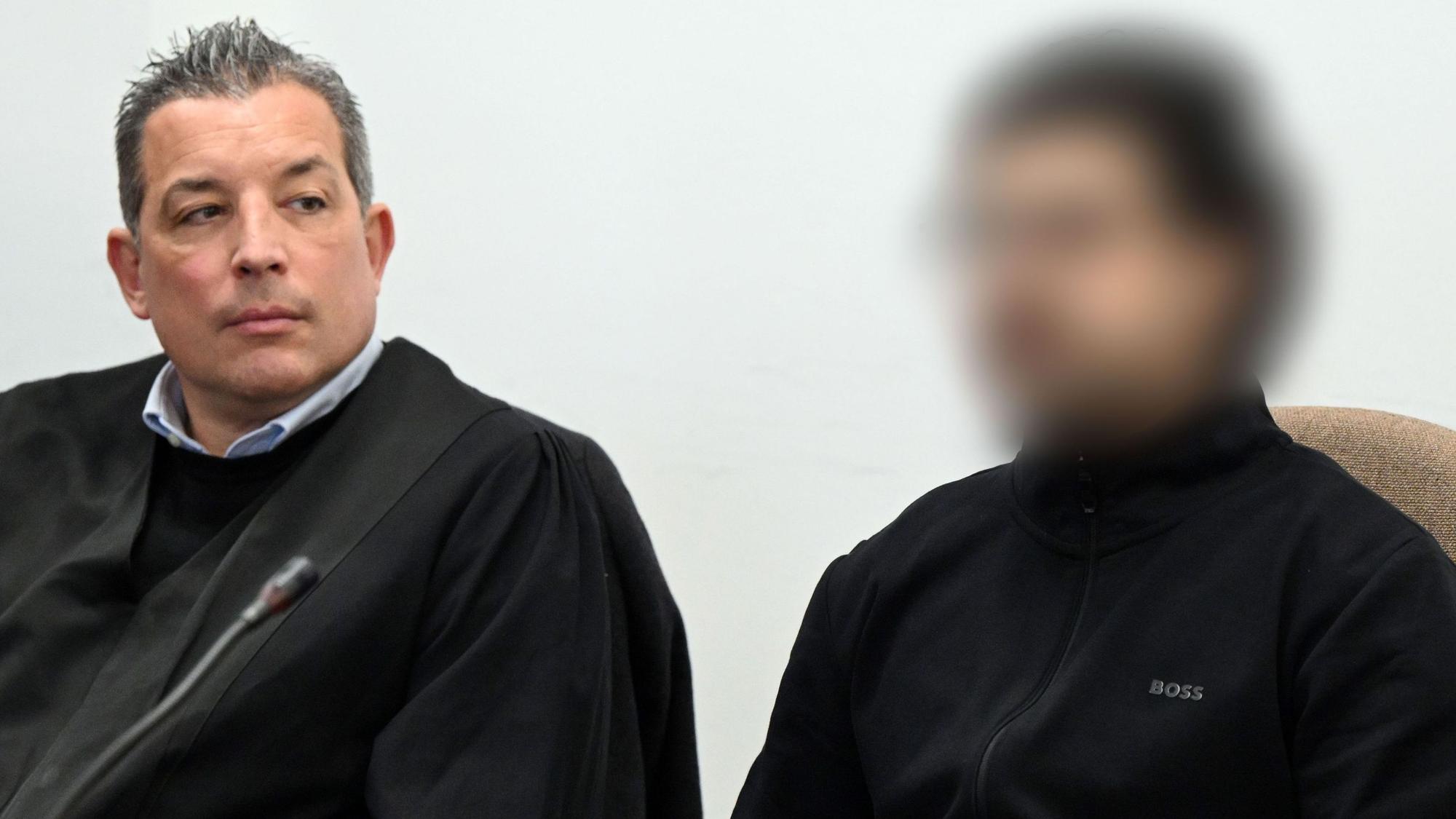 Der Angeklagte Sermet A. (r.) mit seinem Verteidiger Wolf Bonn beim Prozessauftakt im Kölner Landgericht