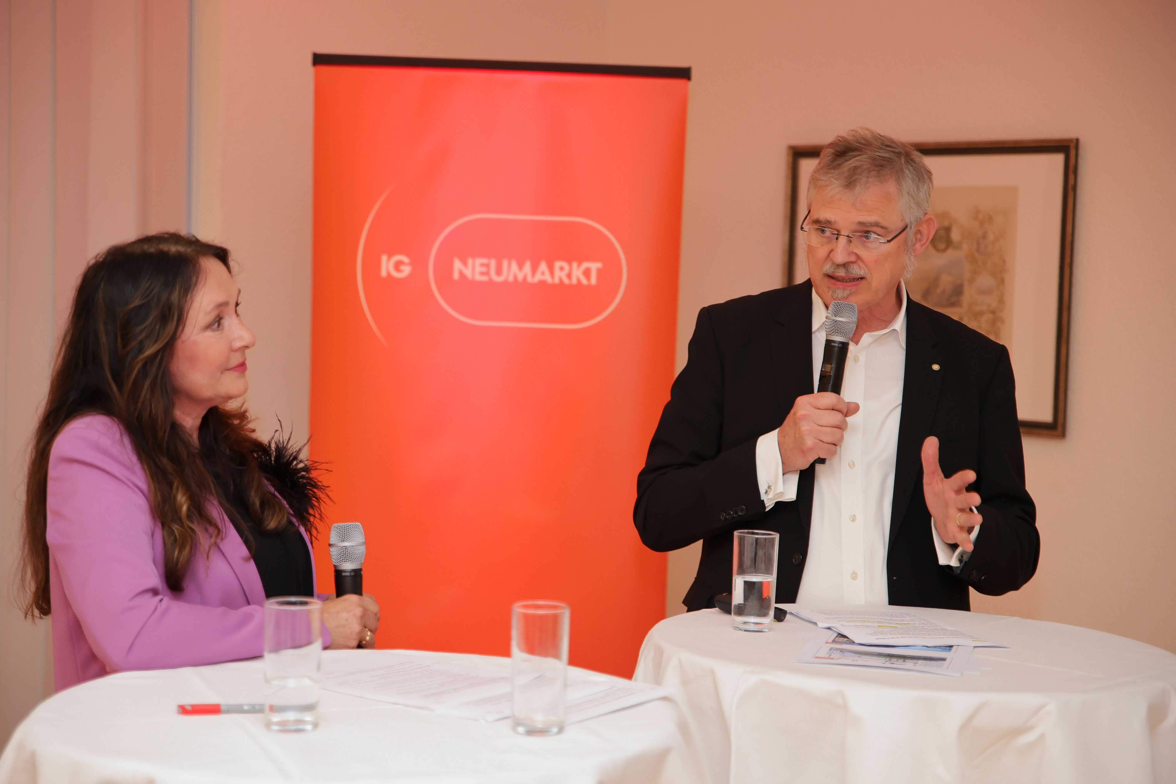 Moderatorin Claudia Hessel und Dr. Ulrich Soénius bei der IG Neumarkt.
