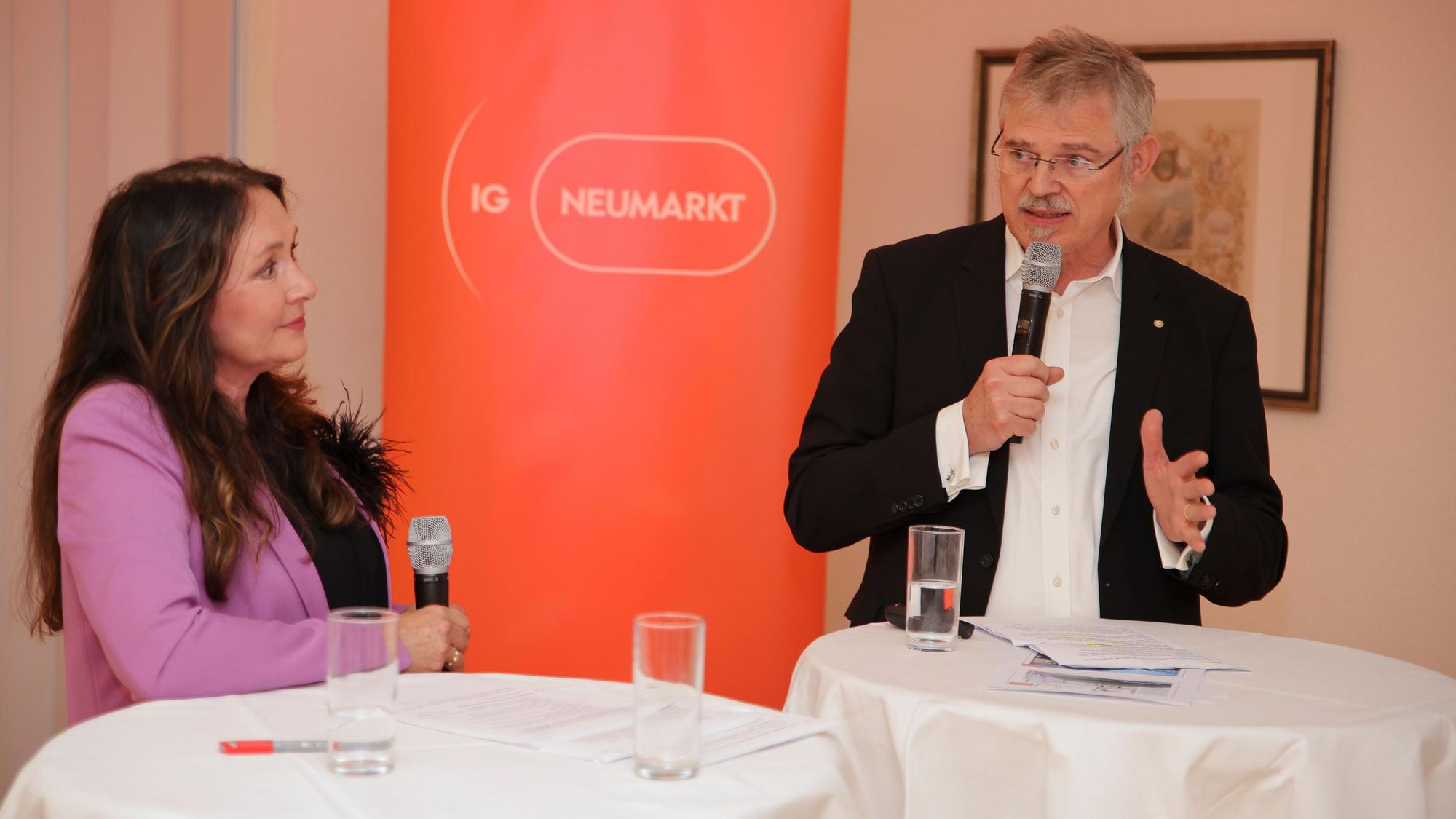 Moderatorin Claudia Hessel und Dr. Ulrich Soénius bei der IG Neumarkt.