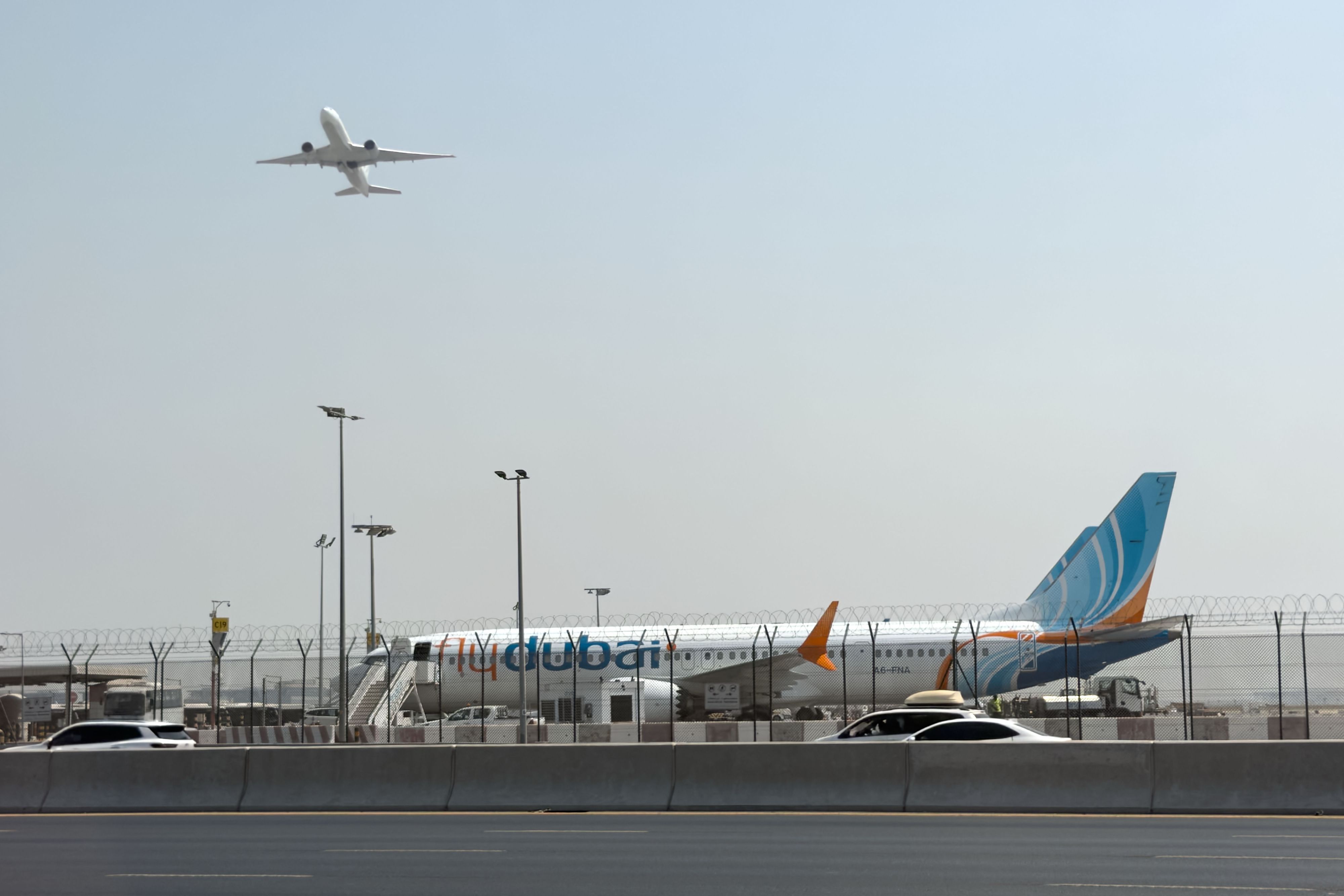 Ein Flugzeug hebt ab, während ein Flugzeug der Fluggesellschaft Flydubai auf dem Rollfeld des Dubai International Airport steht. Aus einem Flugzeug auf dem Weg von Dubai nach Tel Aviv ist nach Medienberichten wegen einer Auseinandersetzung zwischen den Piloten ein Notsignal gesendet worden.