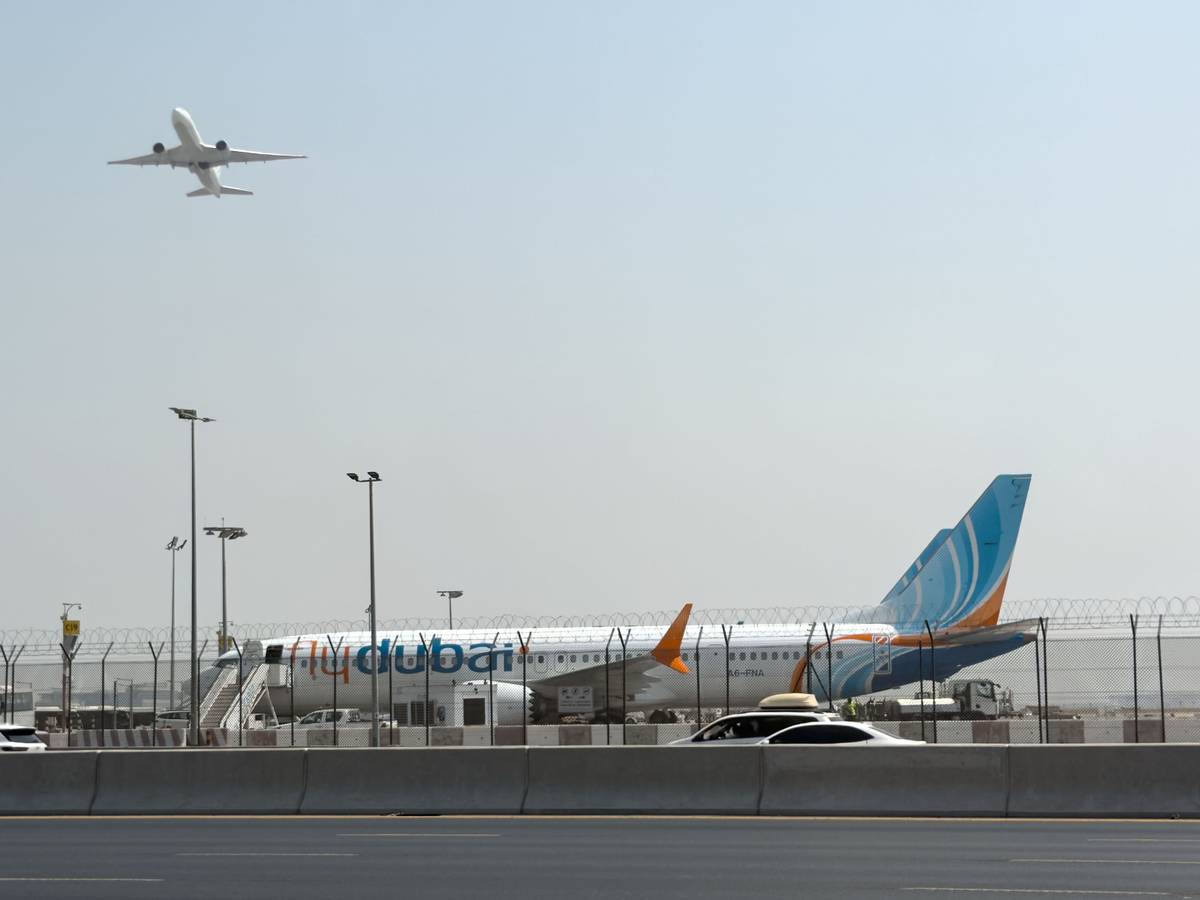 Ein Flugzeug hebt ab, während ein Flugzeug der Fluggesellschaft Flydubai auf dem Rollfeld des Dubai International Airport steht. Aus einem Flugzeug auf dem Weg von Dubai nach Tel Aviv ist nach Medienberichten wegen einer Auseinandersetzung zwischen den Piloten ein Notsignal gesendet worden.