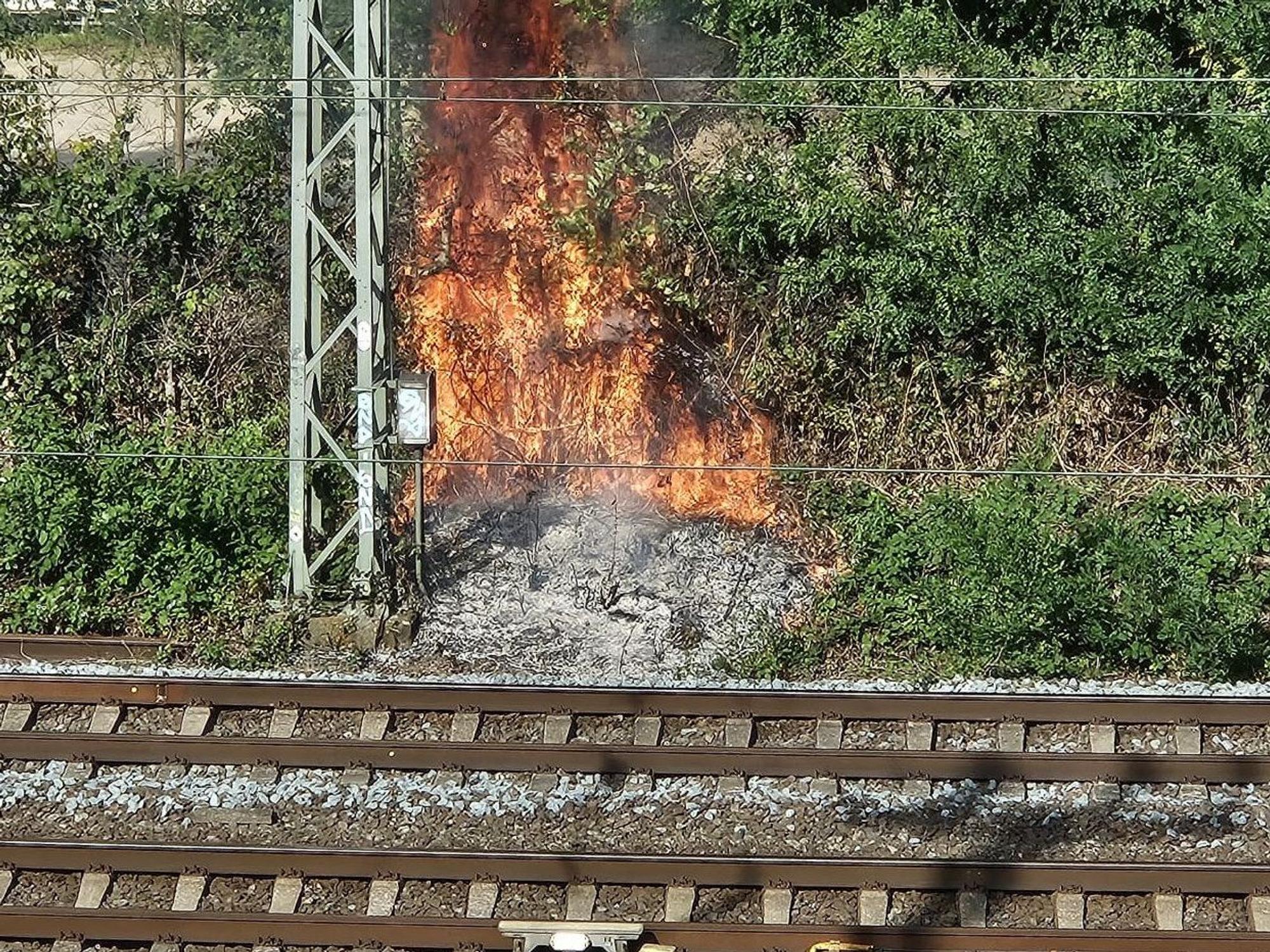 Ein Feuer an der Bahnstrecke in Düsseldorf sorgt für Behinderungen im Bahnverkehr.