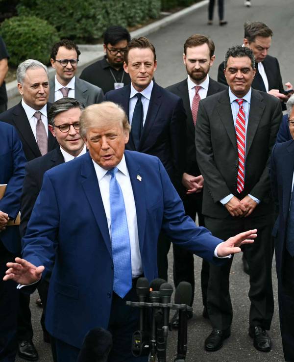 US-Präsident Donald Trump tritt nach einem Treffen mit Führungskräften aus der Technologiebranche vor die Presse. Seine eigenartige Beinhaltung sorgte für Spekulationen.