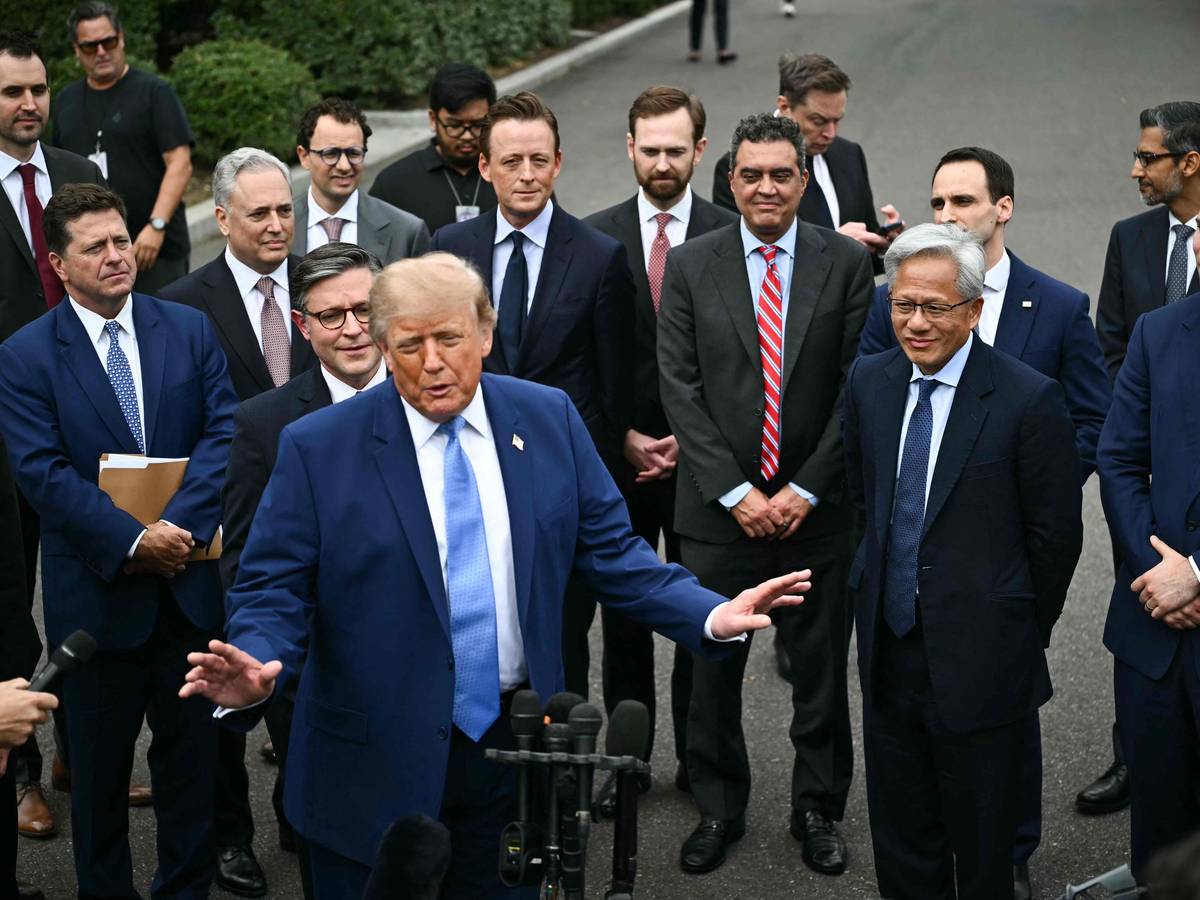 US-Präsident Donald Trump tritt nach einem Treffen mit Führungskräften aus der Technologiebranche vor die Presse. Seine eigenartige Beinhaltung sorgte für Spekulationen.