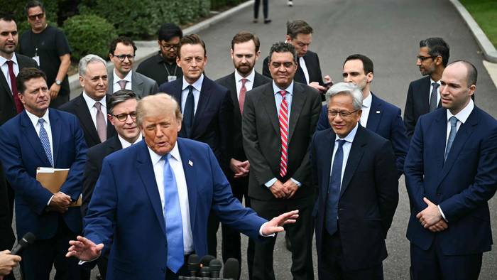 US-Präsident Donald Trump tritt nach einem Treffen mit Führungskräften aus der Technologiebranche vor die Presse. Seine eigenartige Beinhaltung sorgte für Spekulationen.