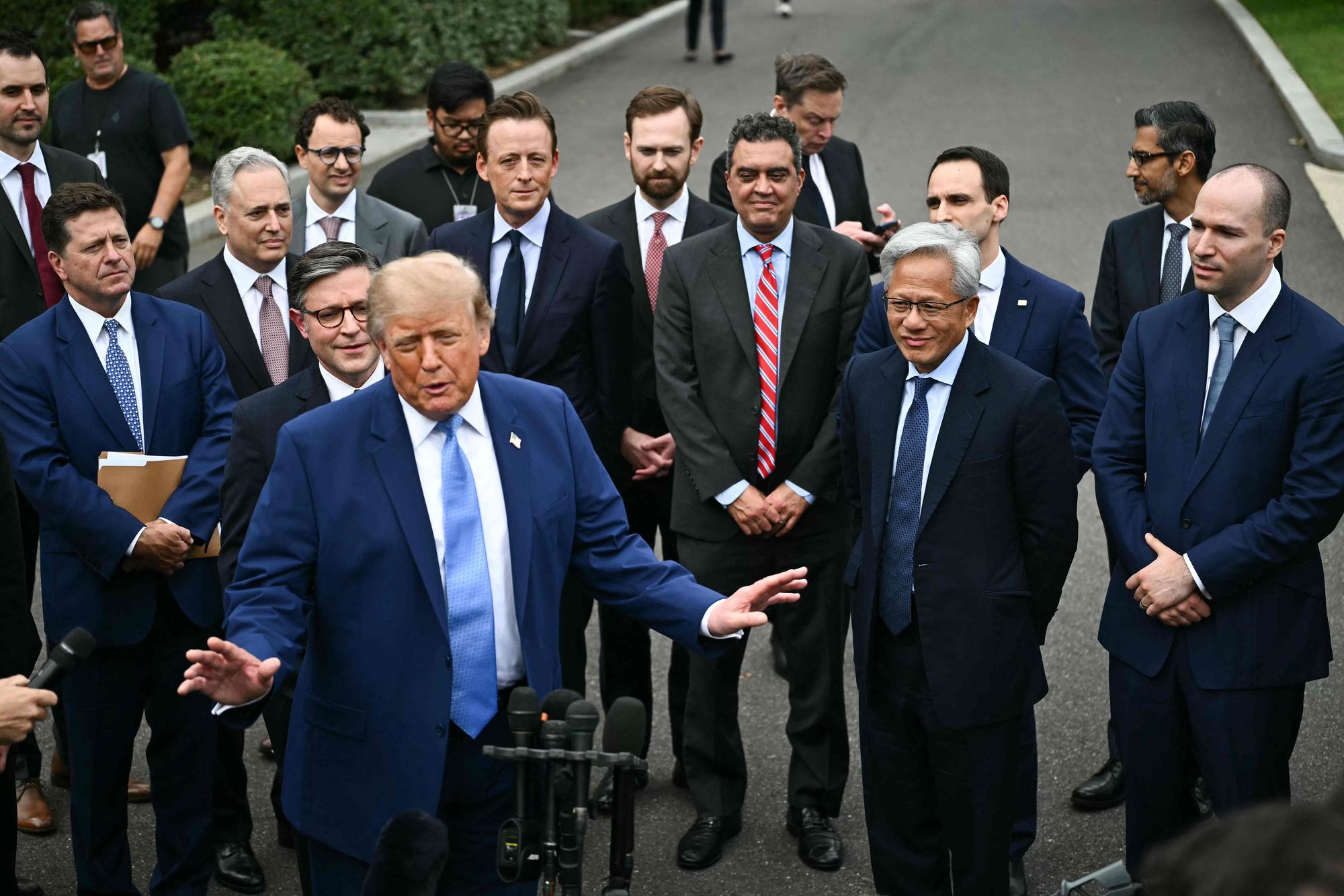 US-Präsident Donald Trump tritt nach einem Treffen mit Führungskräften aus der Technologiebranche vor die Presse. Seine eigenartige Beinhaltung sorgte für Spekulationen.