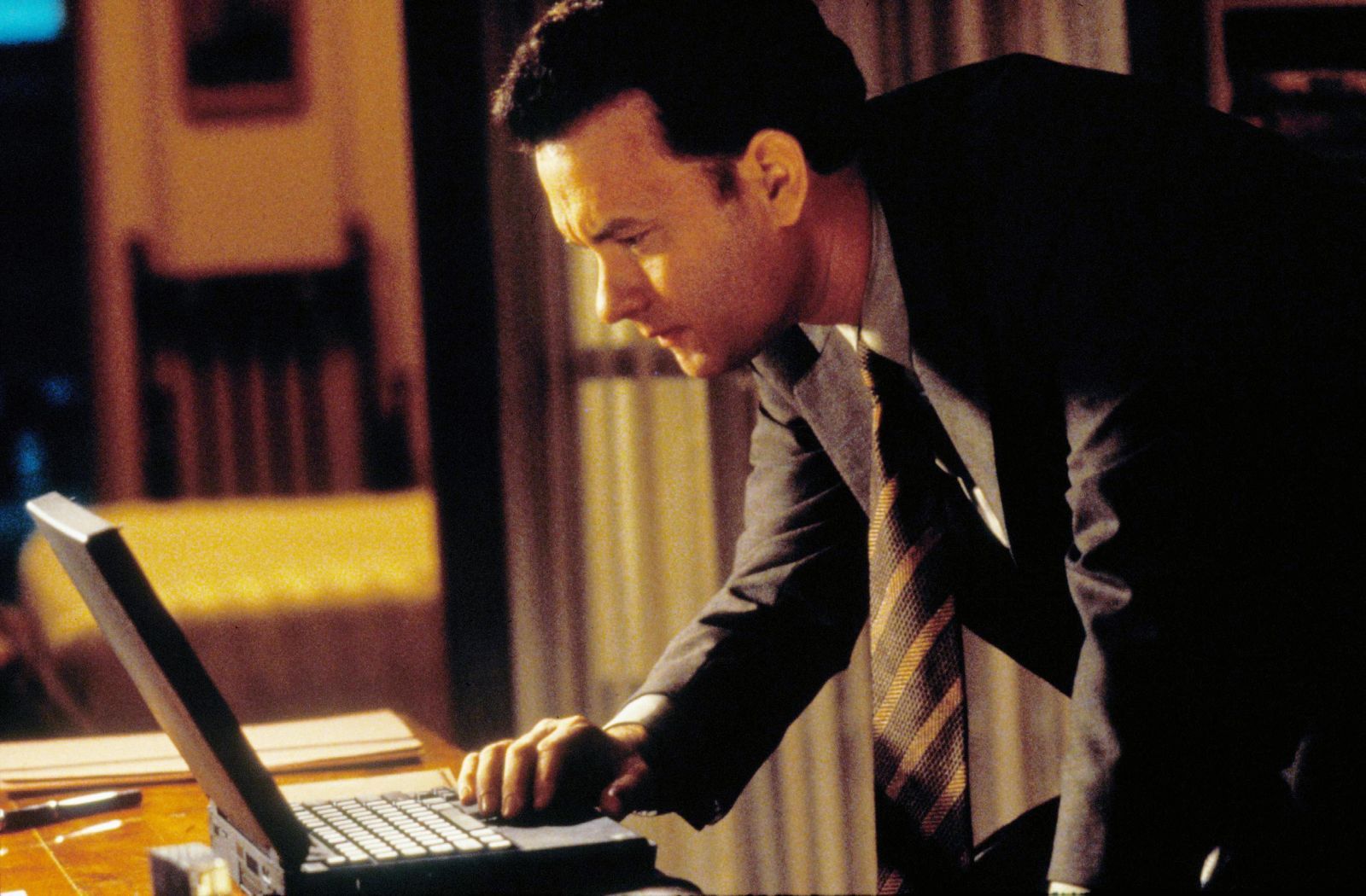 Joe Fox (Tom Hanks) will nur noch kurz die Mails checken. (Bild: RTL/Warner Bros. Ent.)