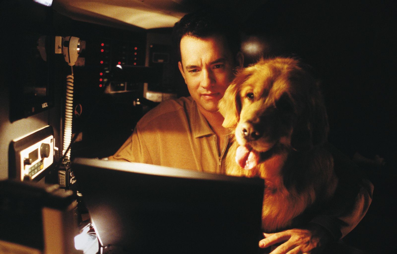 Joe (Tom Hanks) verbringt täglich viele Stunden vor seinem Computer, denn er will keine Mail von dem anonymen „Shopgirl“ verpassen.  (Bild: RTL/Warner Bros. Ent.)