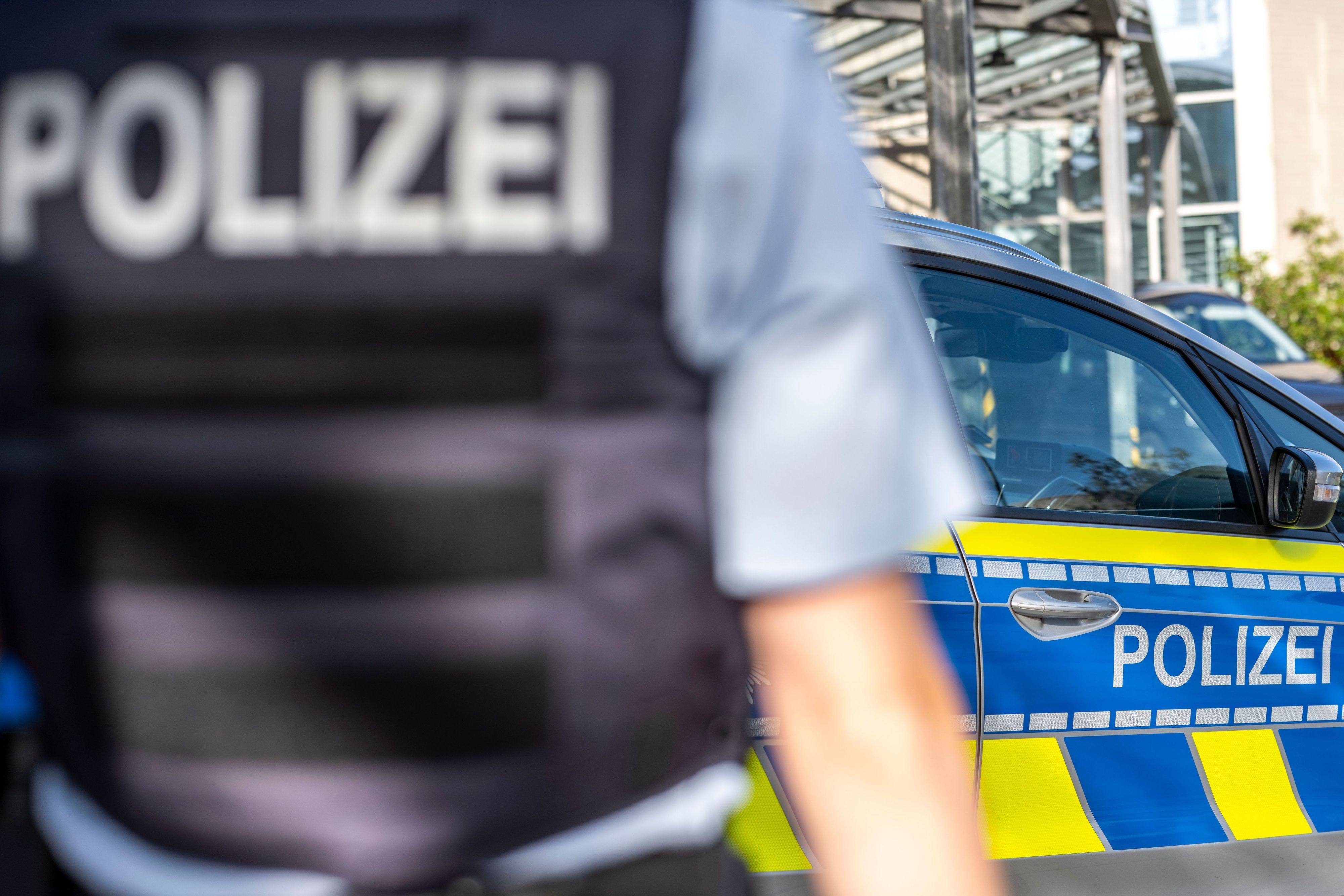 Die Kriminalpolizei wertet aktuell Videomaterial einer Überwachungskamera aus und sucht dringend nach Zeuginnen und Zeugen, die den Vorfall beobachtet haben oder Angaben zur verdächtigen Frau machen können. (Symbolfoto)