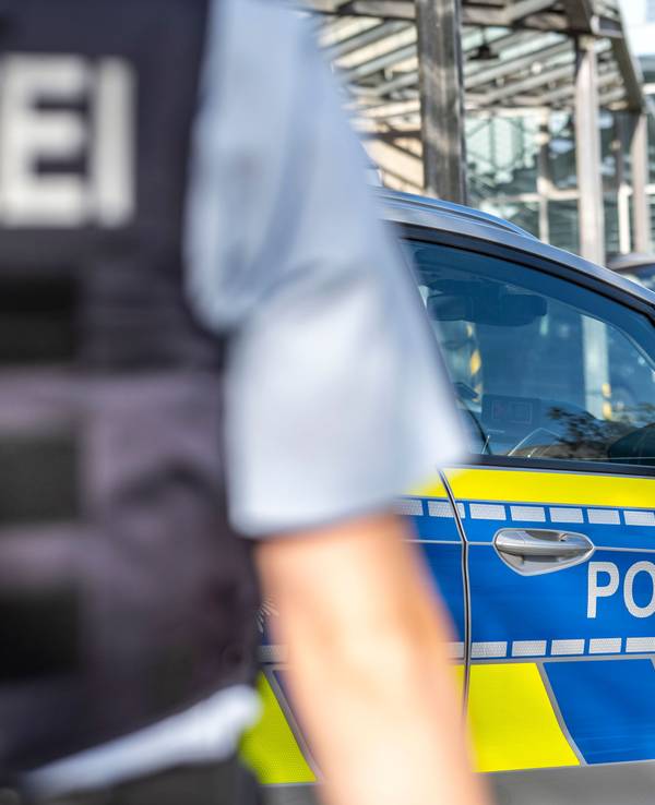 Die Kriminalpolizei wertet aktuell Videomaterial einer Überwachungskamera aus und sucht dringend nach Zeuginnen und Zeugen, die den Vorfall beobachtet haben oder Angaben zur verdächtigen Frau machen können. (Symbolfoto)