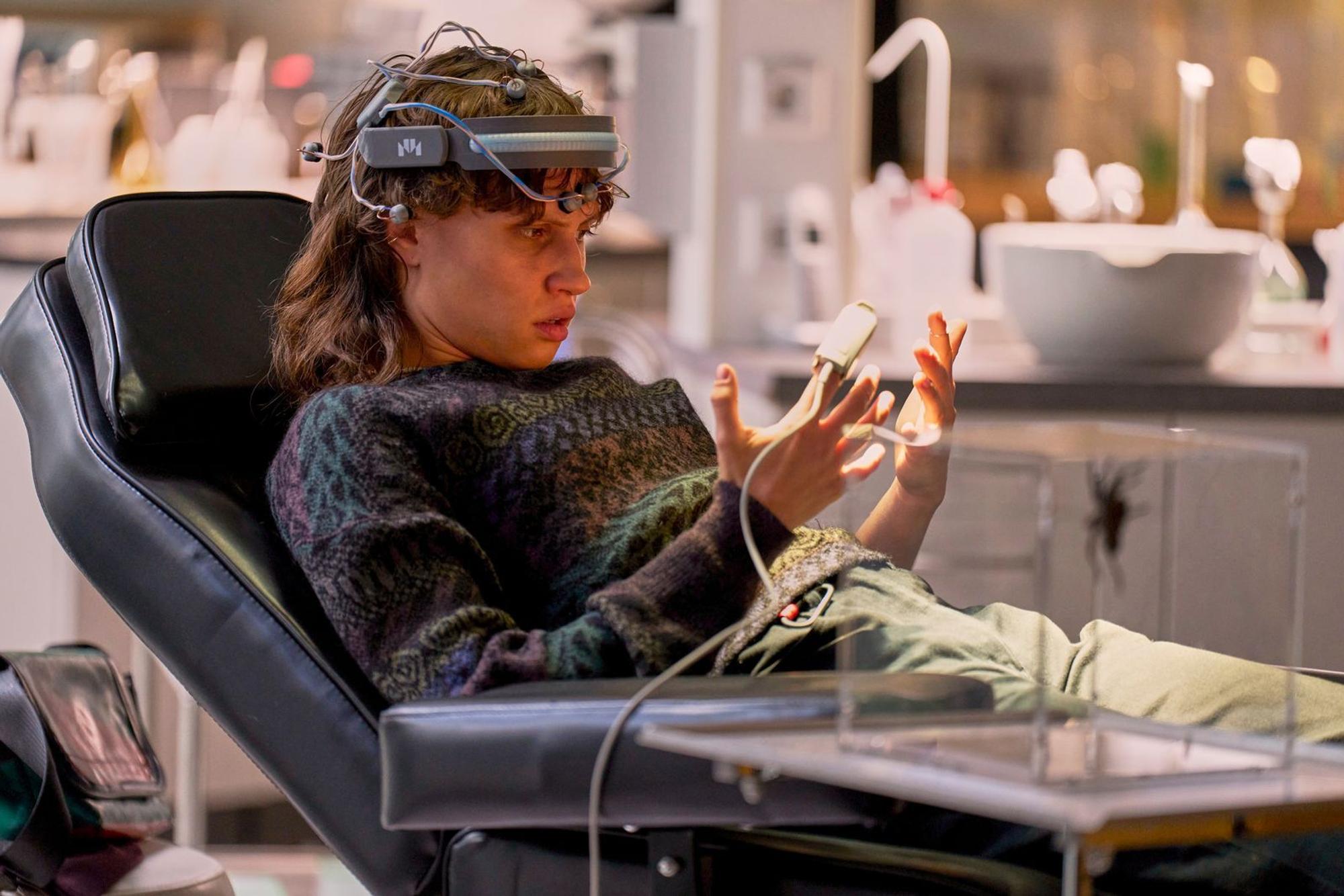 In der Serie „Wake Up“ spielt Luna Jordan die junge Angstpatientin Emma, die an der Studie einer Nanobot-Forscherin teilnimmt. (Bild: ZDF / Frank Dicks)