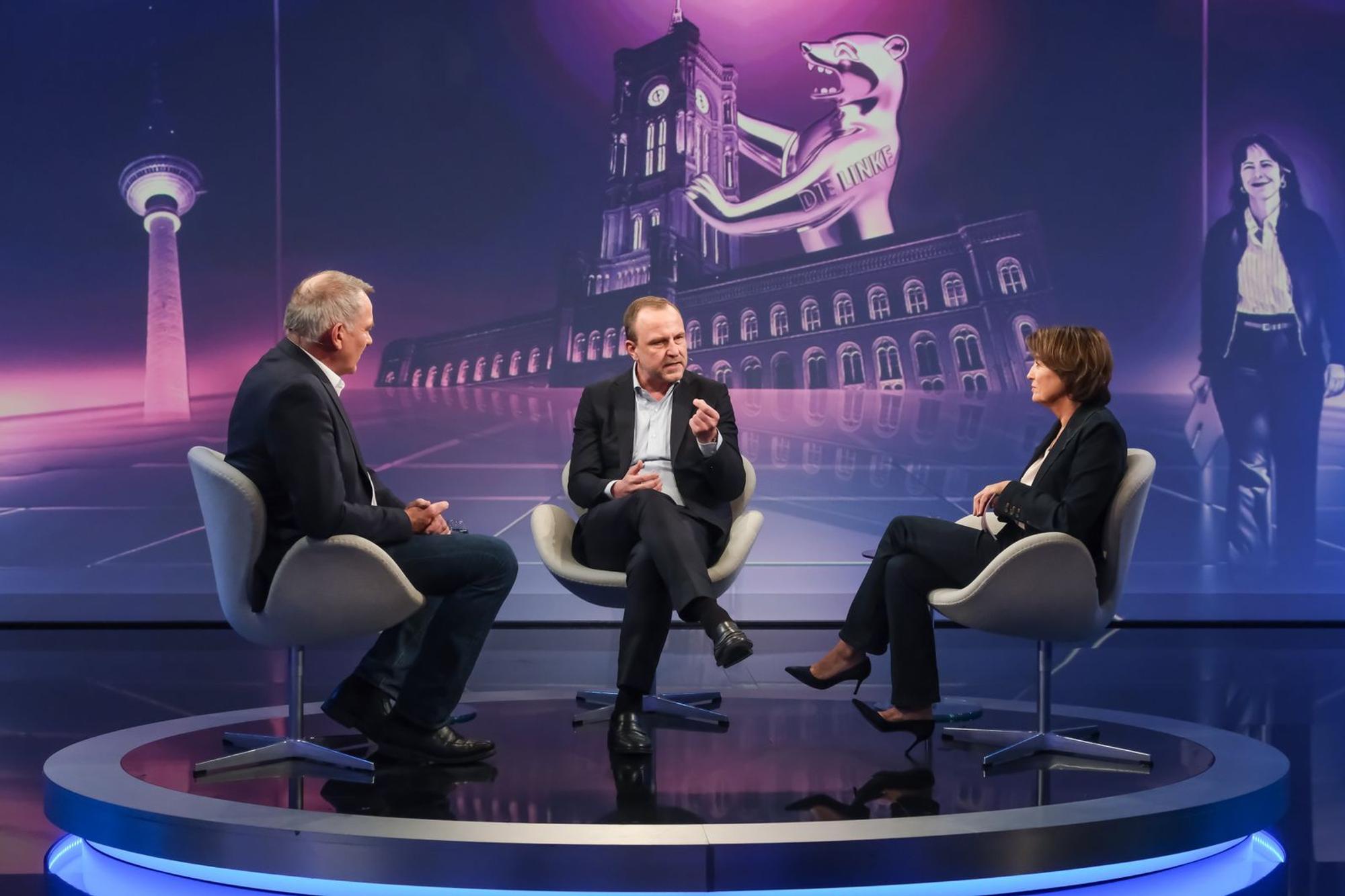 Sandra Maischberger sprach am Dienstagabend mit Jan van Aken (links) und Peter Neumann. (Bild: WDR/Oliver Ziebe)