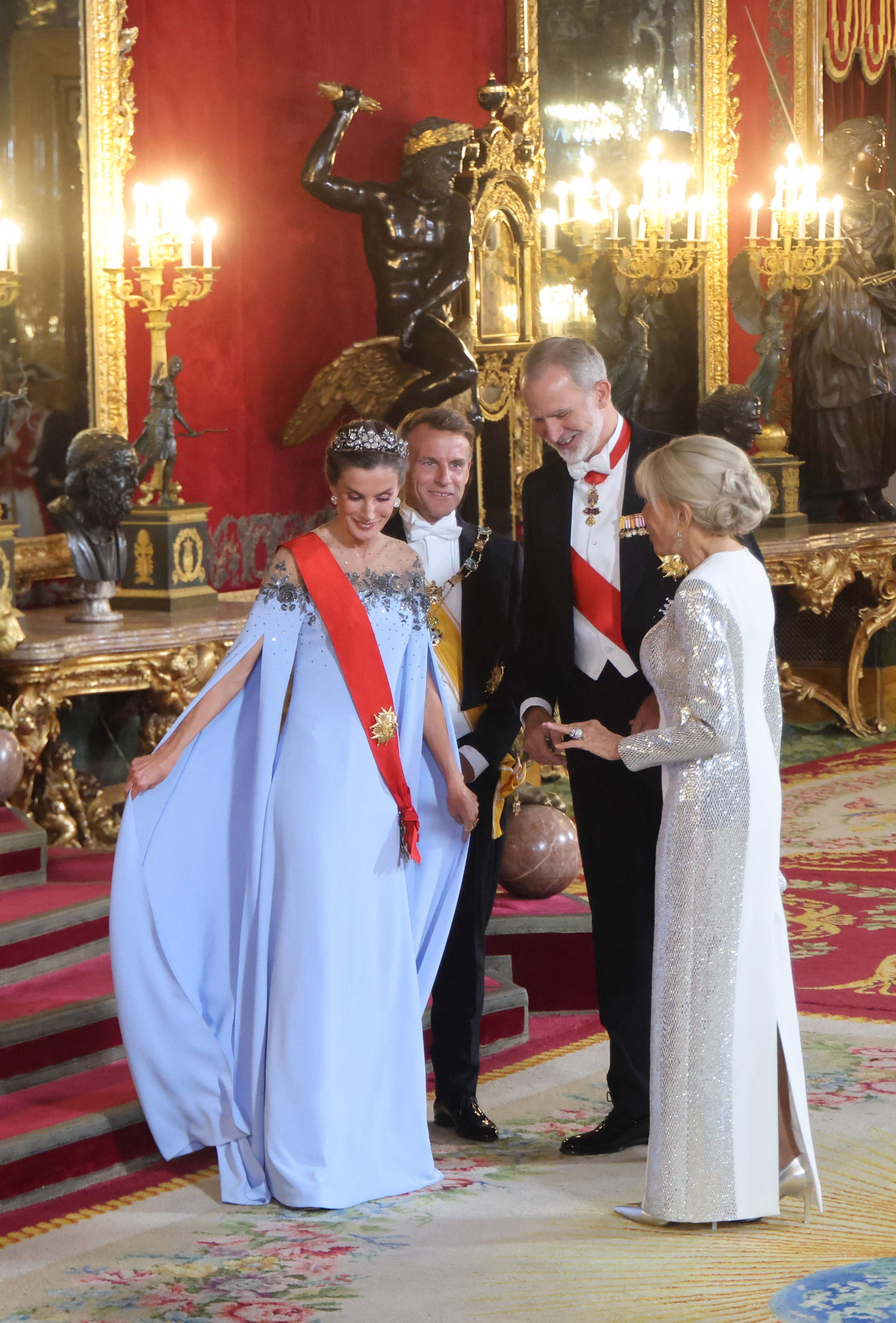 Spaniens König Felipe VI., Königin Letizia (l.), Frankreichs Staatspräsident Emmanuel Macron (2.v.l.) und seine Ehefrau Brigitte Macron (r.) beim Eintreffen zum Staatsbankett im königlichen Palast in Madrid.