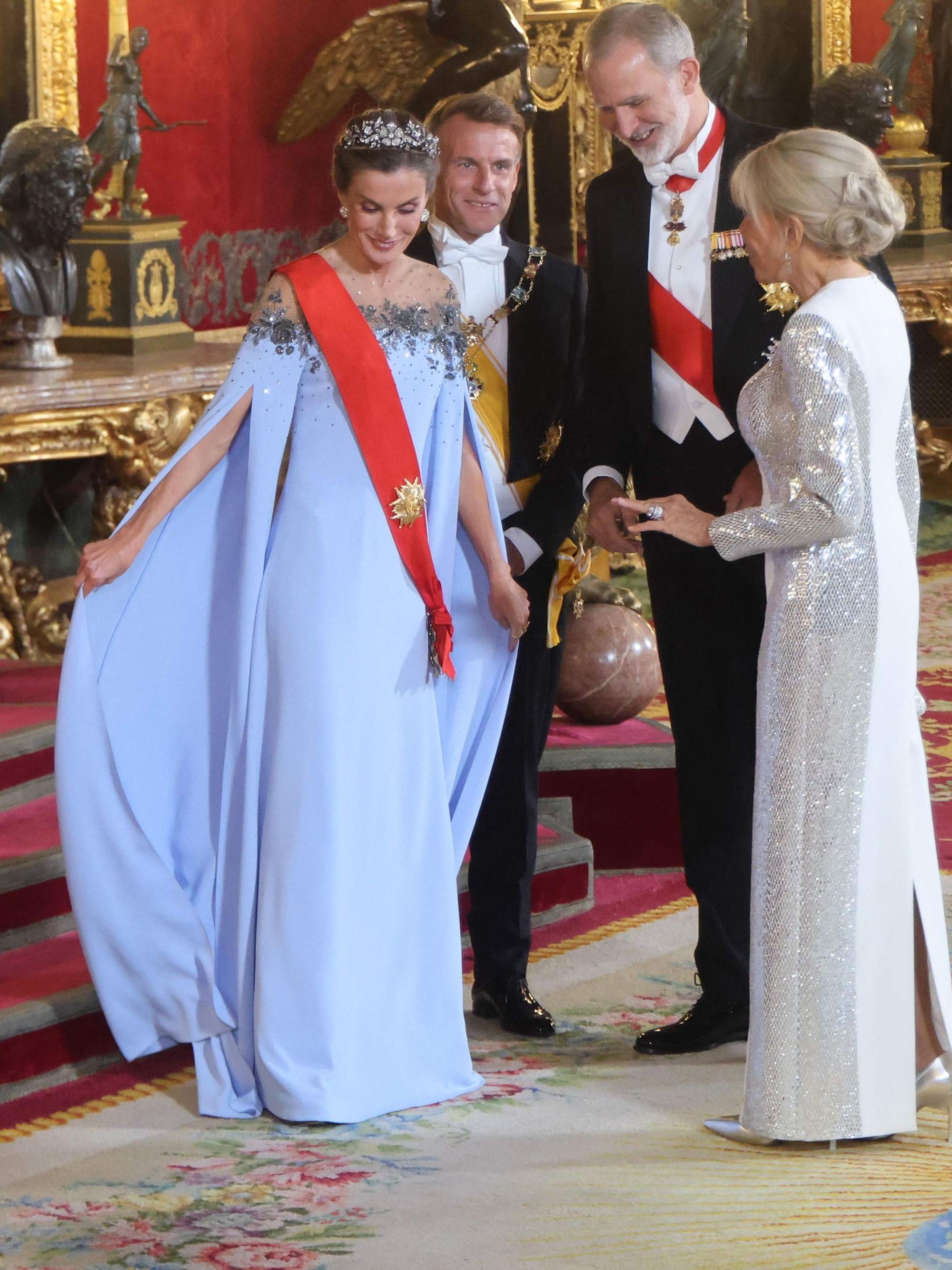 Spaniens König Felipe VI., Königin Letizia (l.), Frankreichs Staatspräsident Emmanuel Macron (2.v.l.) und seine Ehefrau Brigitte Macron (r.) beim Eintreffen zum Staatsbankett im königlichen Palast in Madrid.