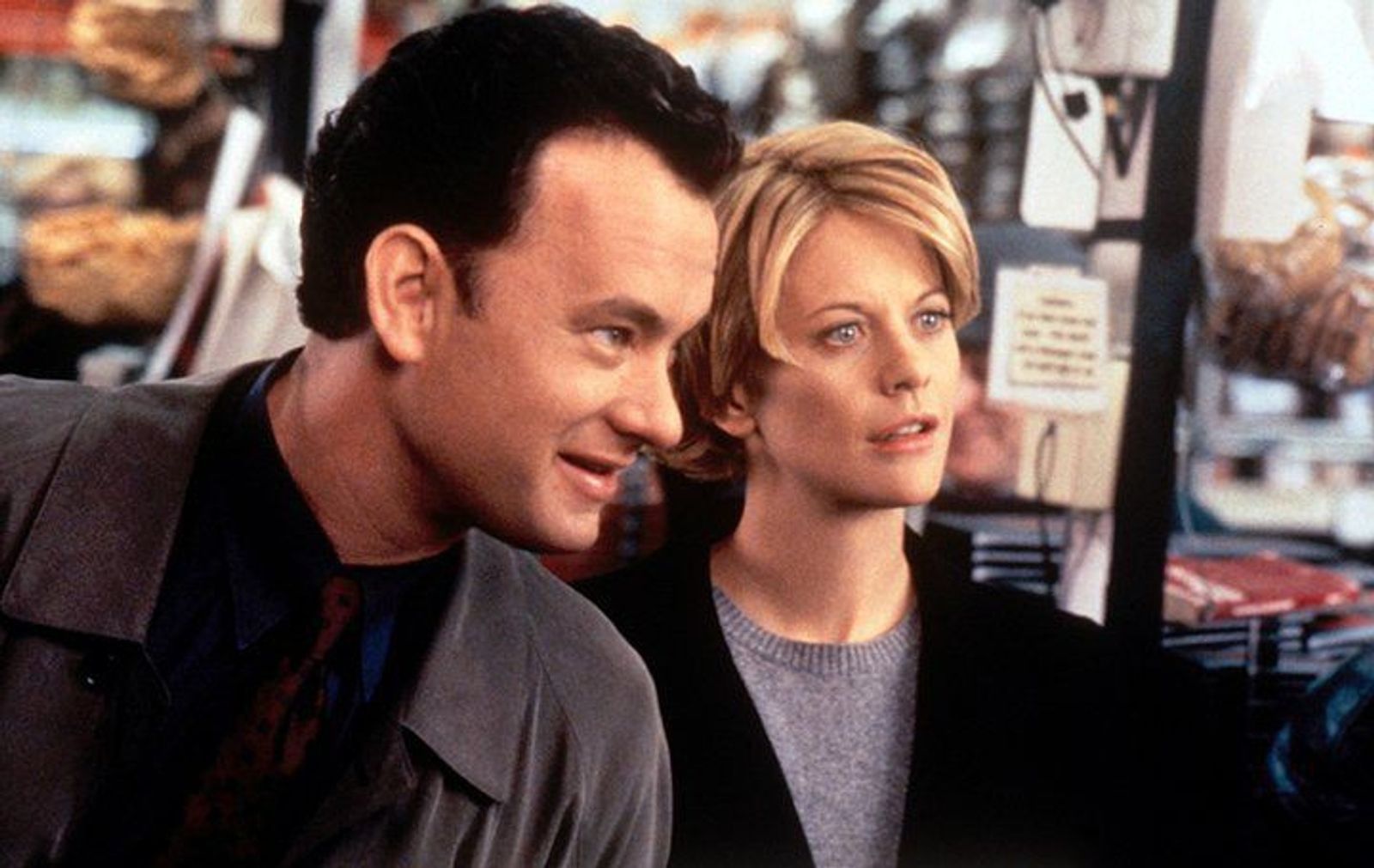 Rein geschäftlich betrachtet sind sich die Buchhändlerin Kathleen Kelly (Meg Ryan) und der Buchgroßhändler Joe Fox (Tom Hanks) spinnefeind.  (Bild: RTL/Warner Bros. Ent.)