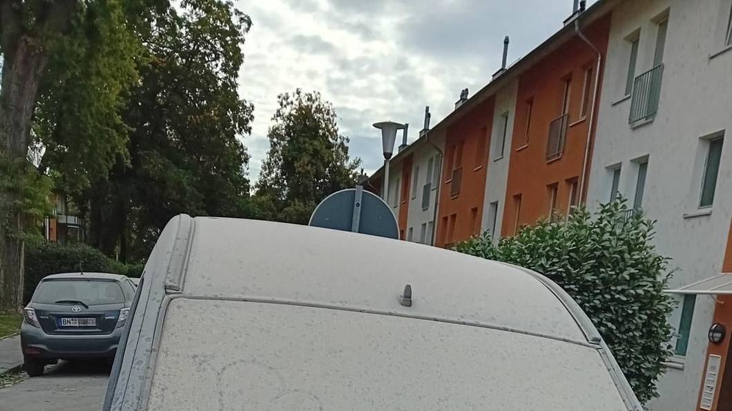 Ein Auto ist komplett mit Staub bedeckt.