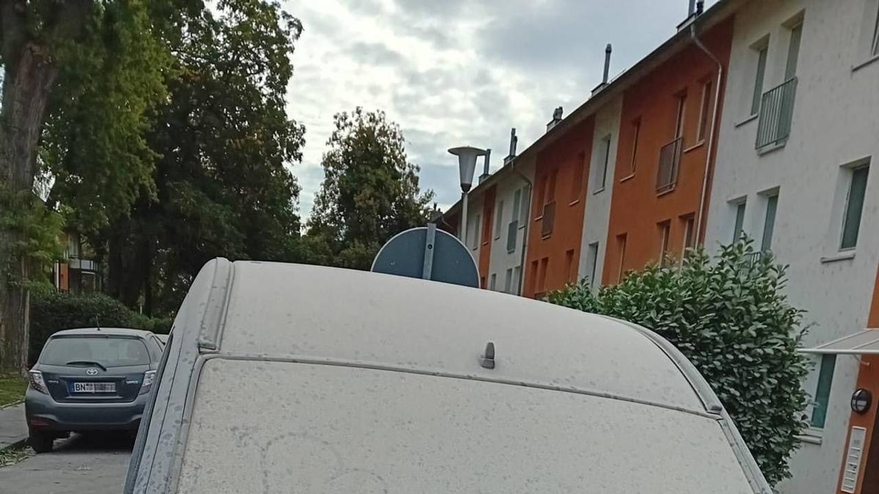 Ein Auto ist komplett mit Staub bedeckt.