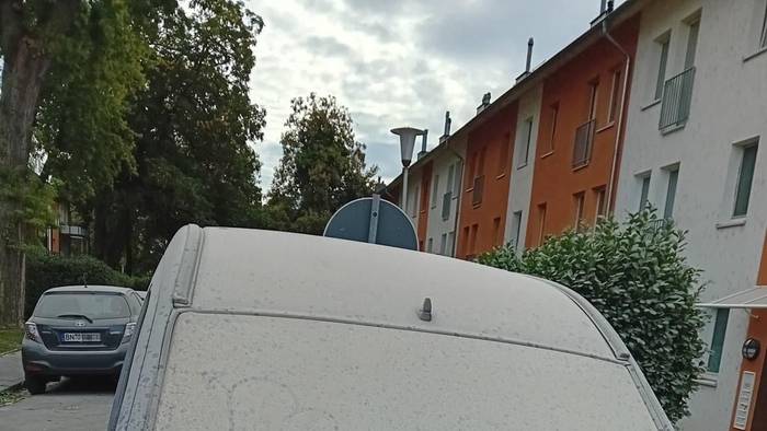 Ein Auto ist komplett mit Staub bedeckt.