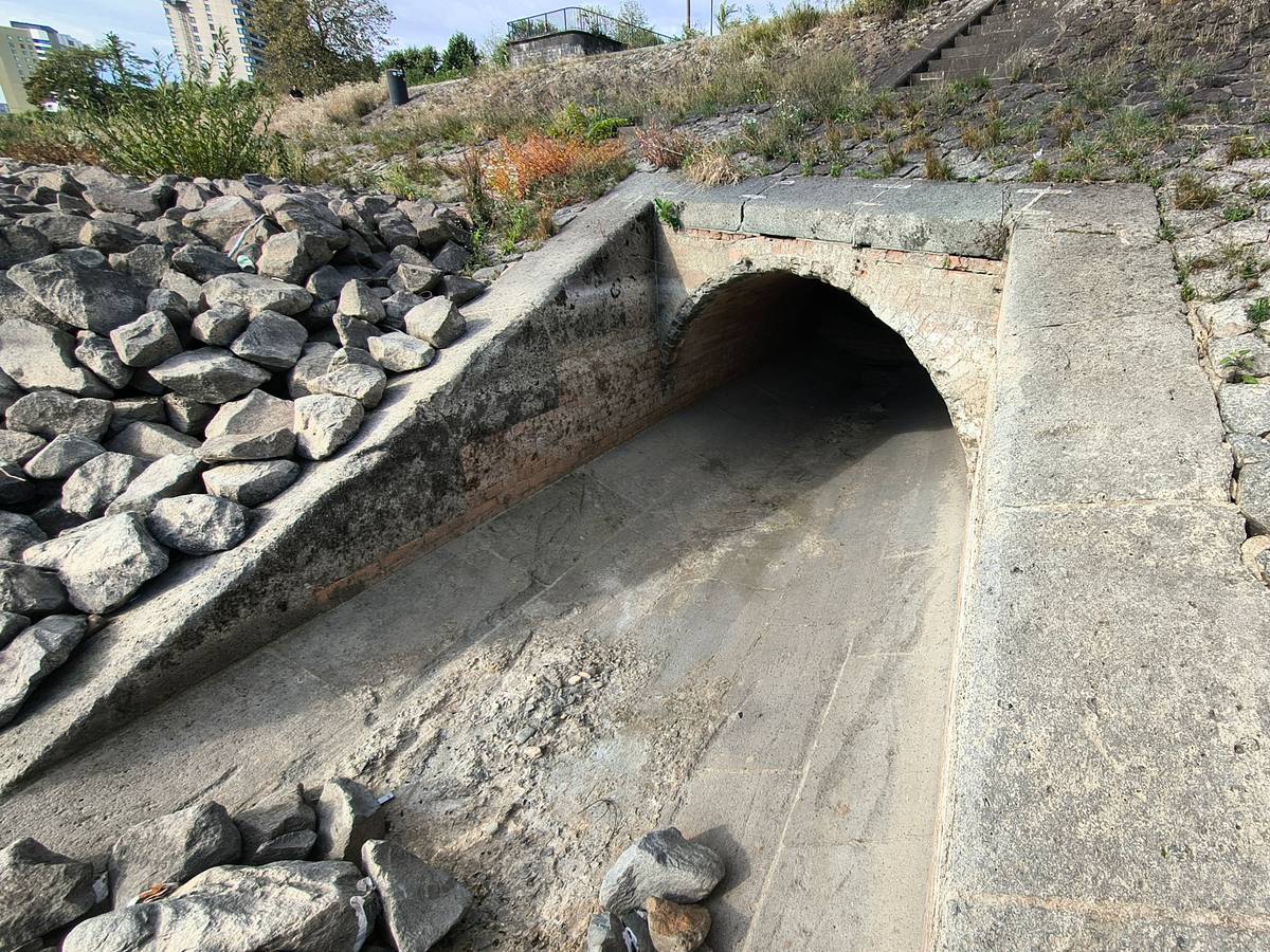 Ein sogenannter Rheinauslass in Höhe der Zoobrücke.