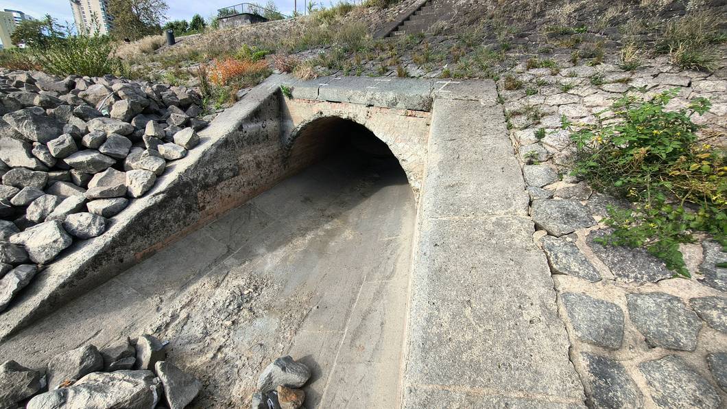 Ein sogenannter Rheinauslass in Höhe der Zoobrücke.
