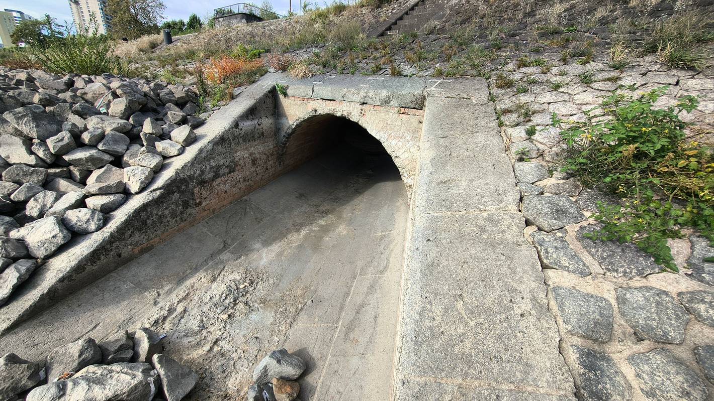 Ein sogenannter Rheinauslass in Höhe der Zoobrücke.