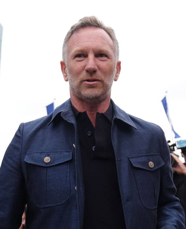 Christian Horner im Fahrerlager, hinter ihm sind Kameraleute.