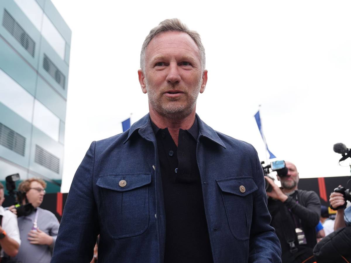 Christian Horner im Fahrerlager, hinter ihm sind Kameraleute.
