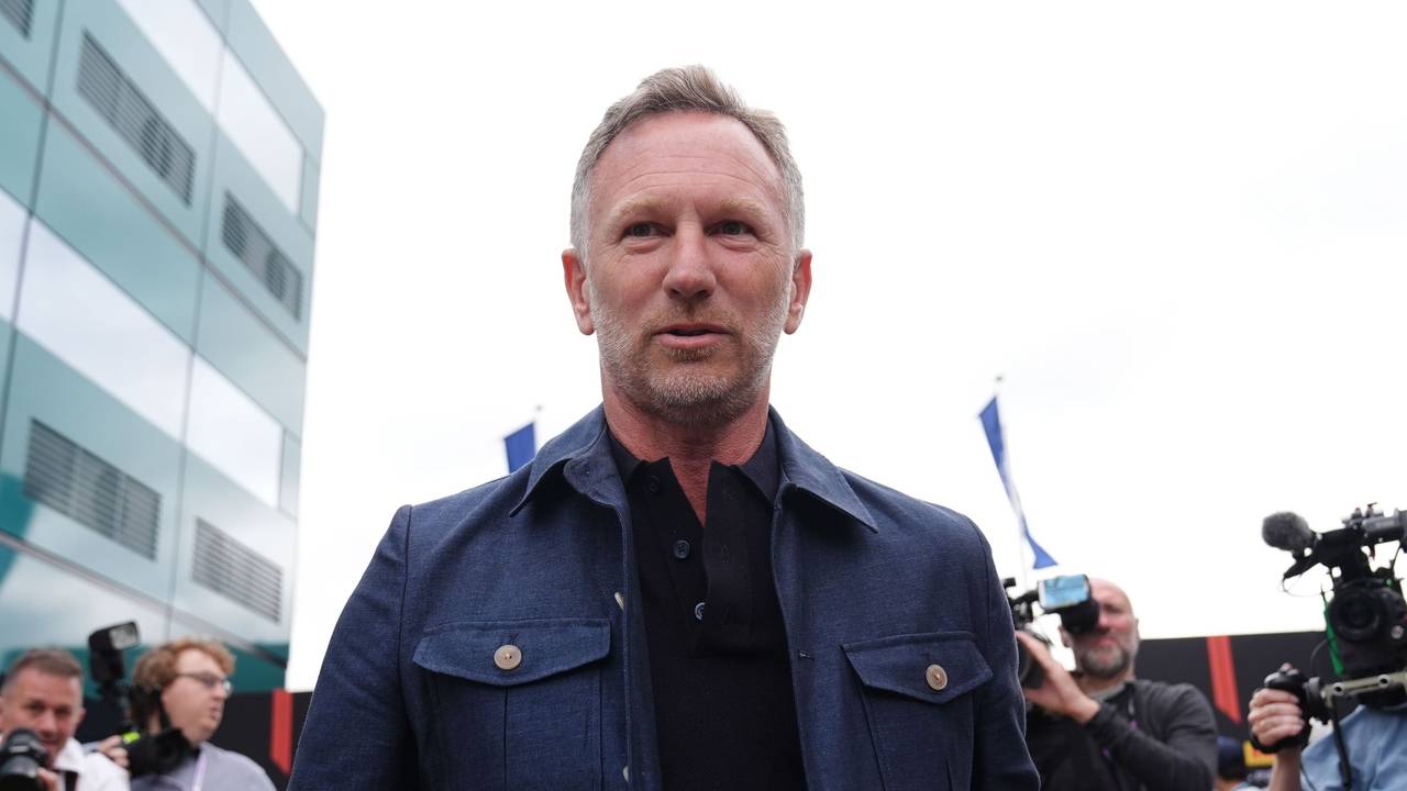 Christian Horner im Fahrerlager, hinter ihm sind Kameraleute.