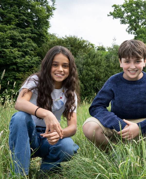 Die neue „Harry Potter“-Serie startet noch in diesem Jahr. Dominic McLaughlin (Mitte) spielt Harry Potter, Arabella Stanton ist als Hermine Granger und Alastair Stout als Ron Weasley zu sehen. (Bild: Aidan Monaghan / HBO)